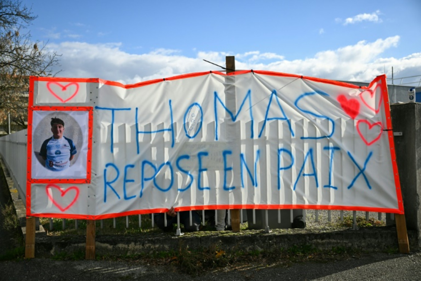 Une banderole en hommage à Thomas, à Romans-sur-Isère, le 22 novembre 2023 © OLIVIER CHASSIGNOLE