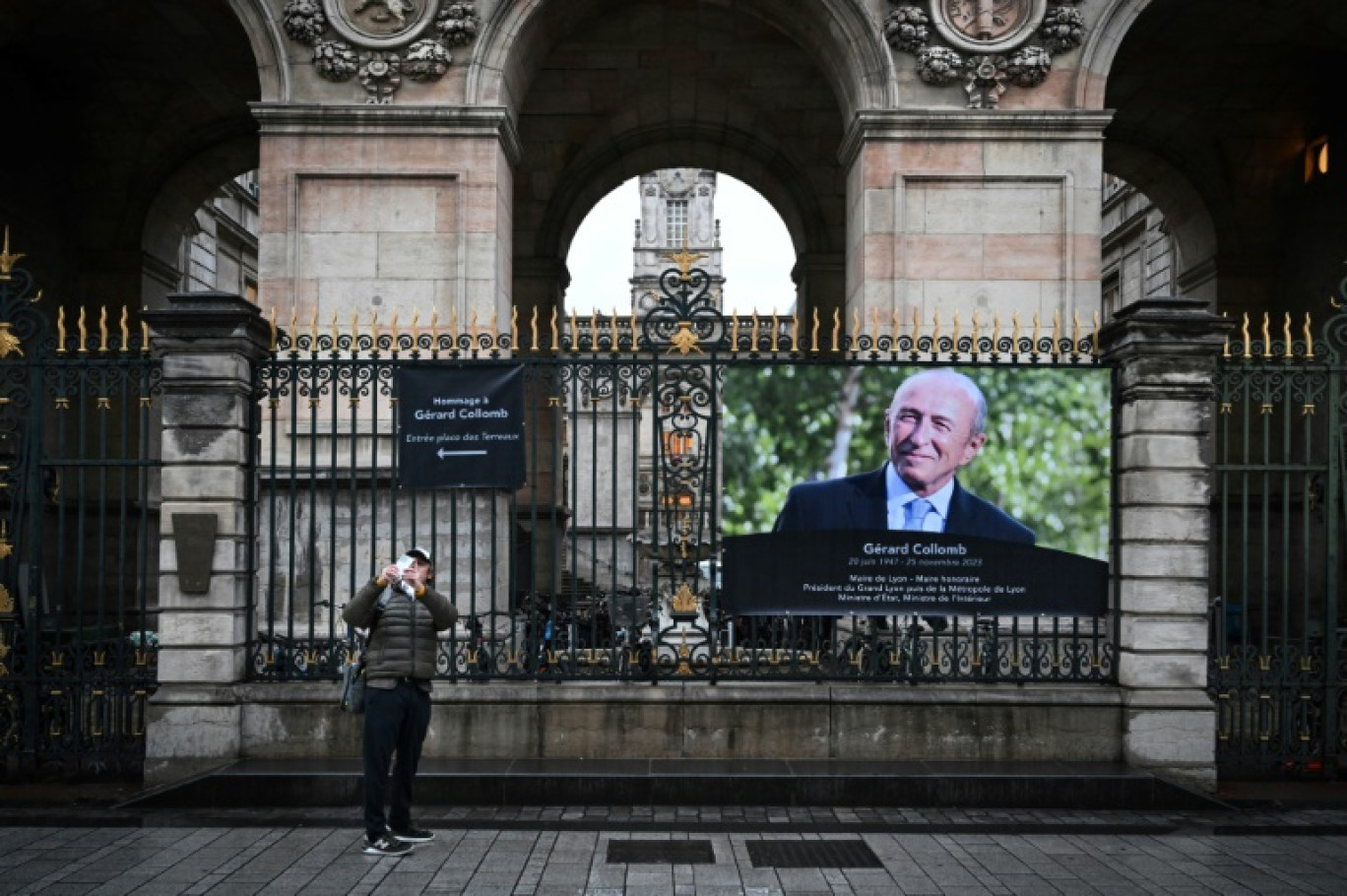 Le cercueil de l'ex-maire de Lyon et ancien ministre de l'Intérieur, Gérard Collomb, est transporté à son arrivée dans la cour de l'Hôtel de Ville de Lyon, le 27 novembre 2023 © OLIVIER CHASSIGNOLE