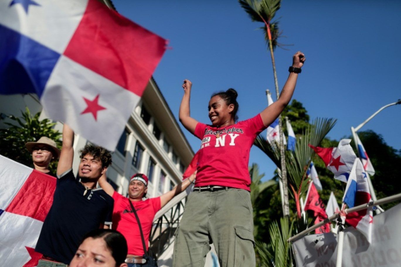 Des personnes célèbrent l'arrêt de la Cour suprême concernant le contrat avec la société minière canadienne First Quantum, le 28 novembre 2023 à Panama © Roberto CISNEROS