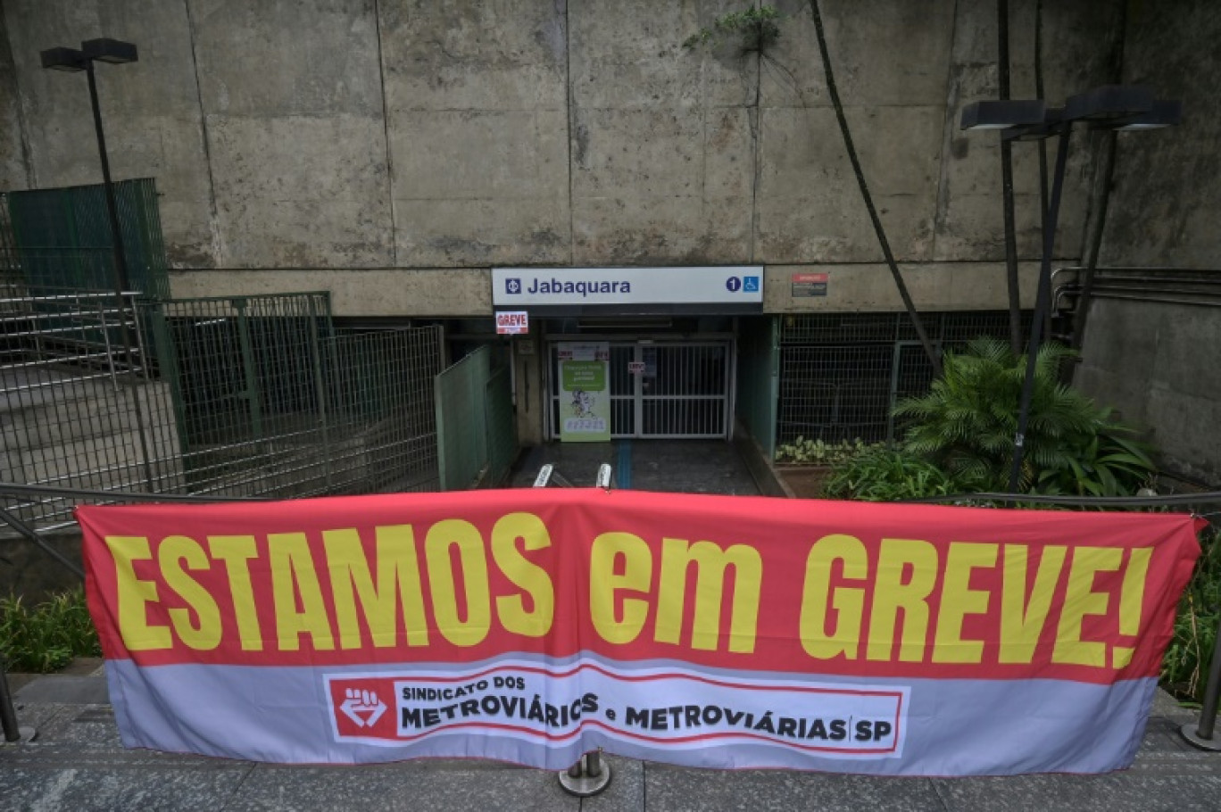 une station de métro fermée lors d'une grève des transports, le 28 novembre 2023 à Sao Paulo, au Brésil © Nelson ALMEIDA