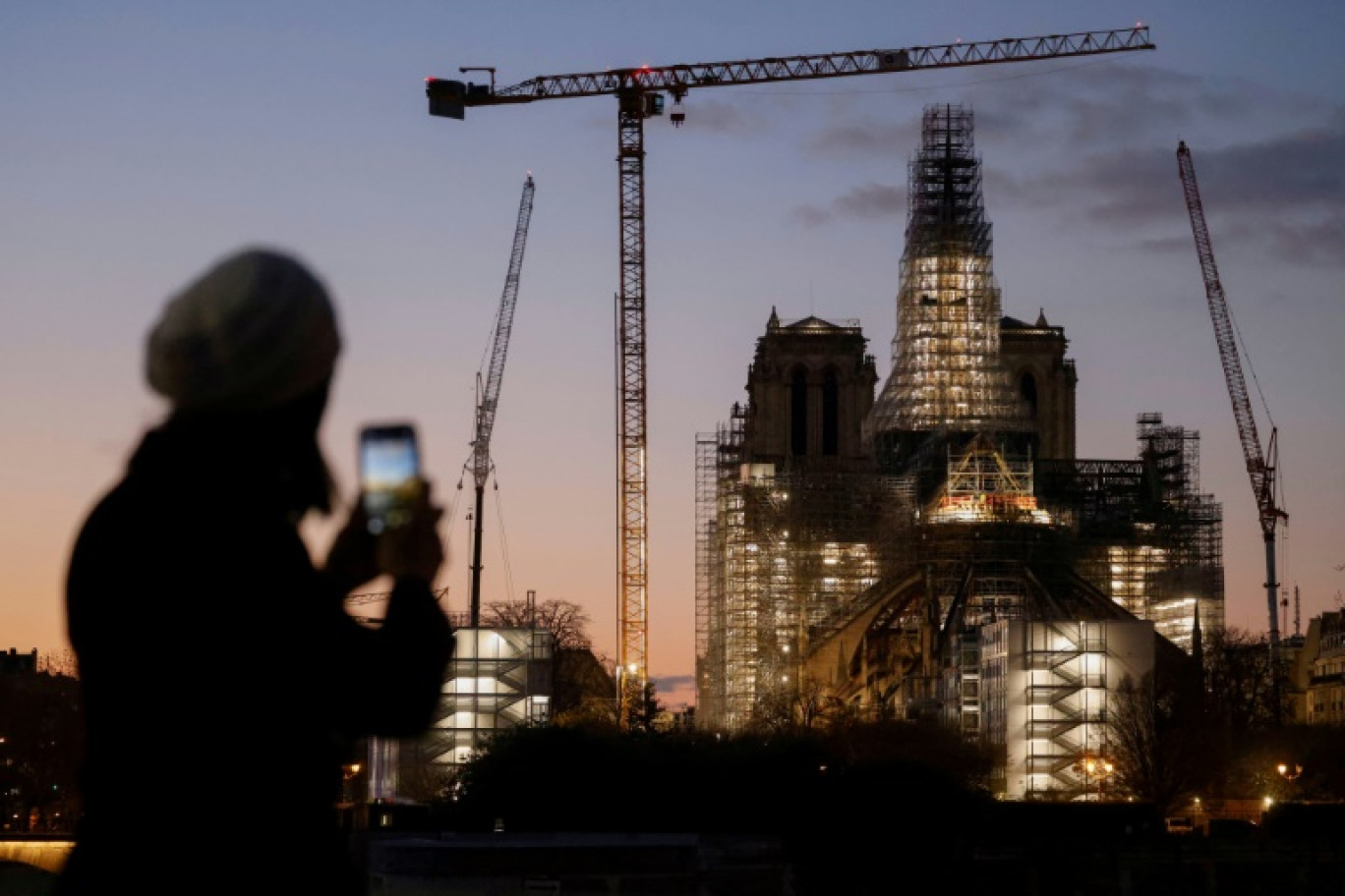 La nouvelle flèche de Notre-Dame de Paris lors des travaux de reconstruction, le 28 novembre 2023 à Paris © Ludovic MARIN