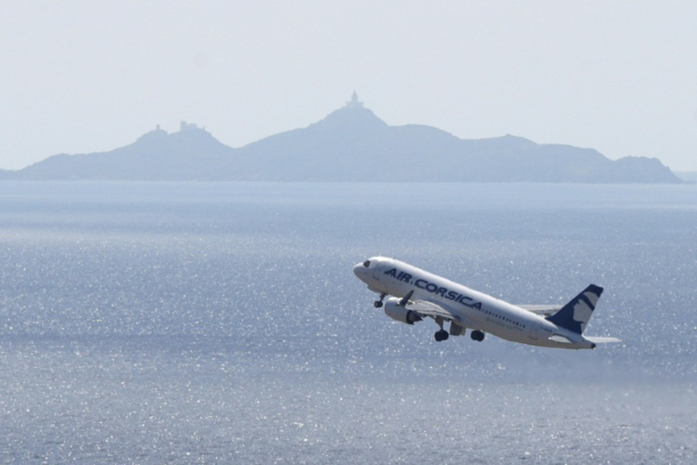 Un avion de la compagnie Air Corsica décolle de l'aéroport d'Ajaccio, le 7 avril 2023 © Pascal POCHARD-CASABIANCA