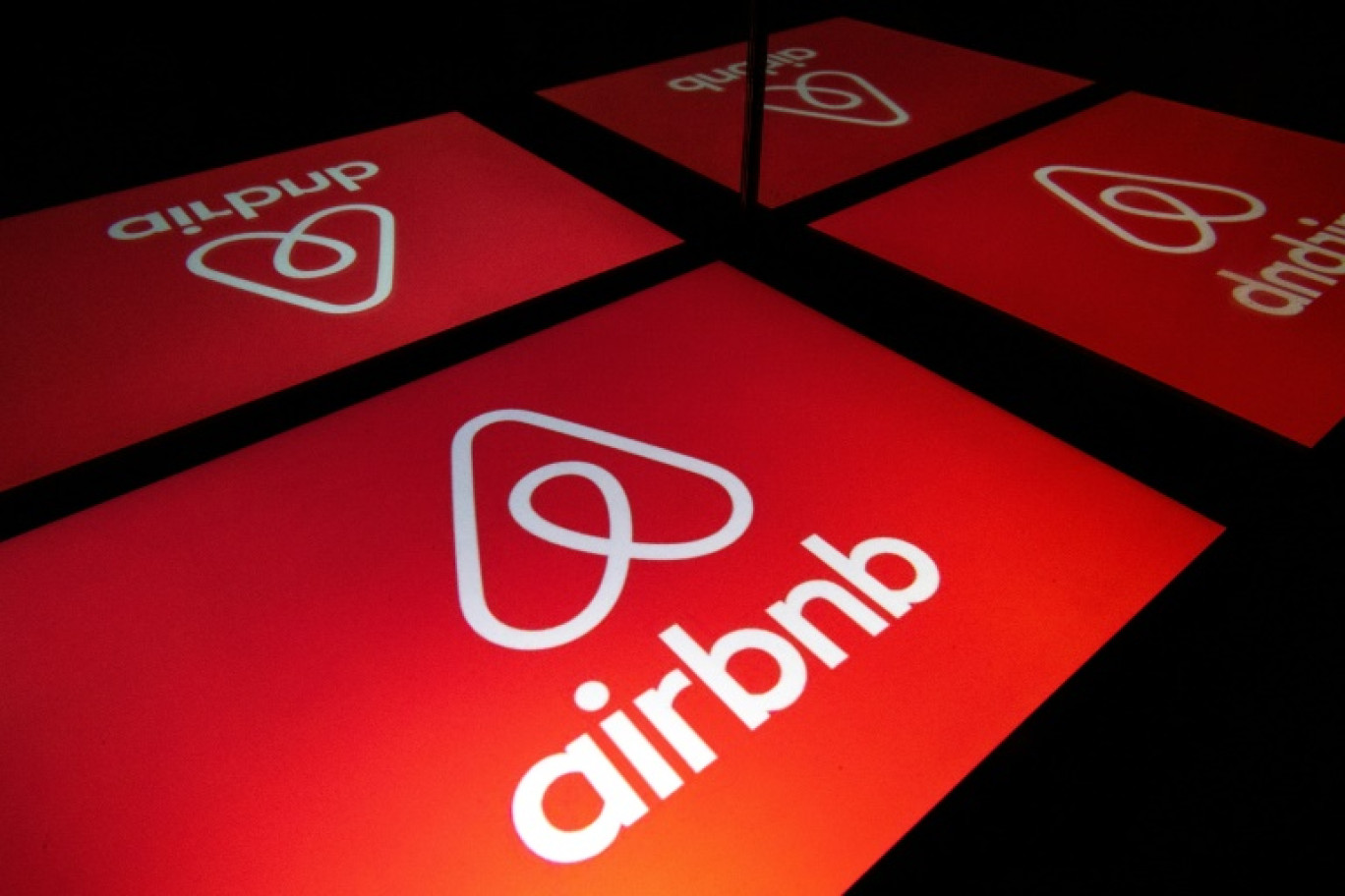 Le logo de Airbnb à Paris, en 2019 © Lionel BONAVENTURE