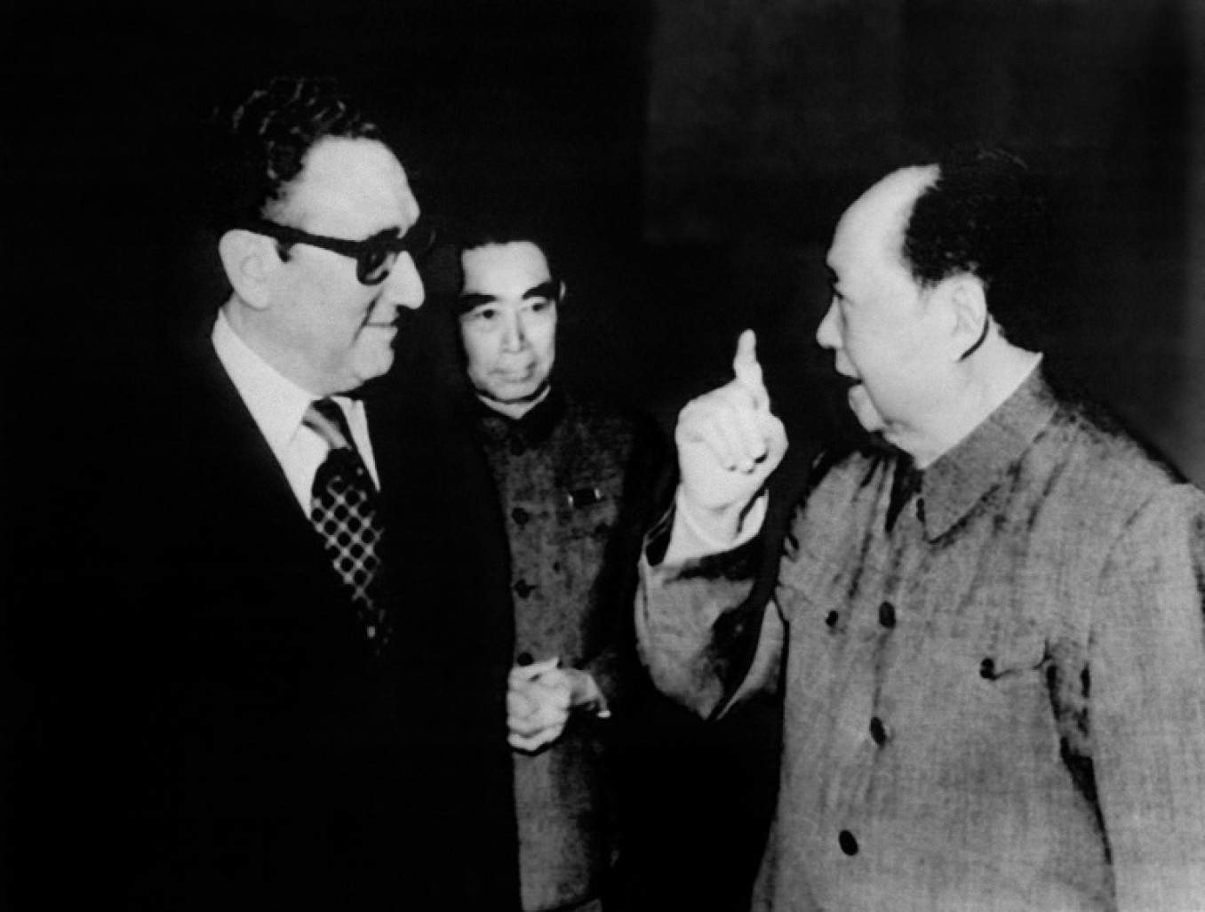 Henry Kissinger rencontre le président chinois Mao Zedong sous le regard du premier ministre Zhou Enlai, le 17 février 1973 à Pékin © -