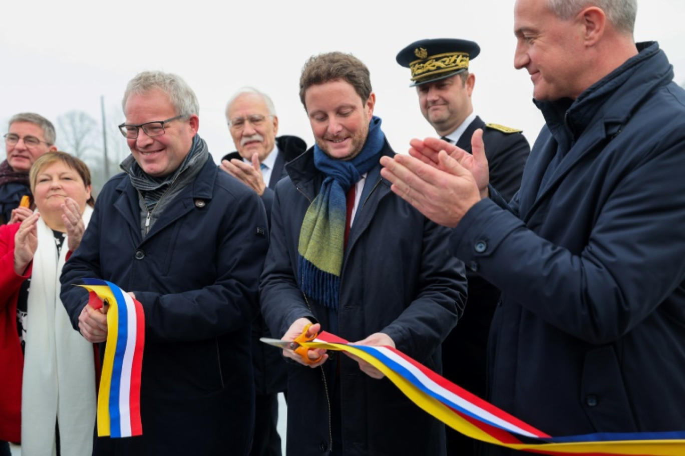 Clément Beaune inaugure la remise en navigation d'une voie d'eau entre la France et la Belgique, avec son homologue belge Philippe Henry, ministre du Climat et des Infrastructures de Wallonie, le 30 novembre 2023 à Fresnes-sur-Escaut, dans le Nord © FRANCOIS LO PRESTI