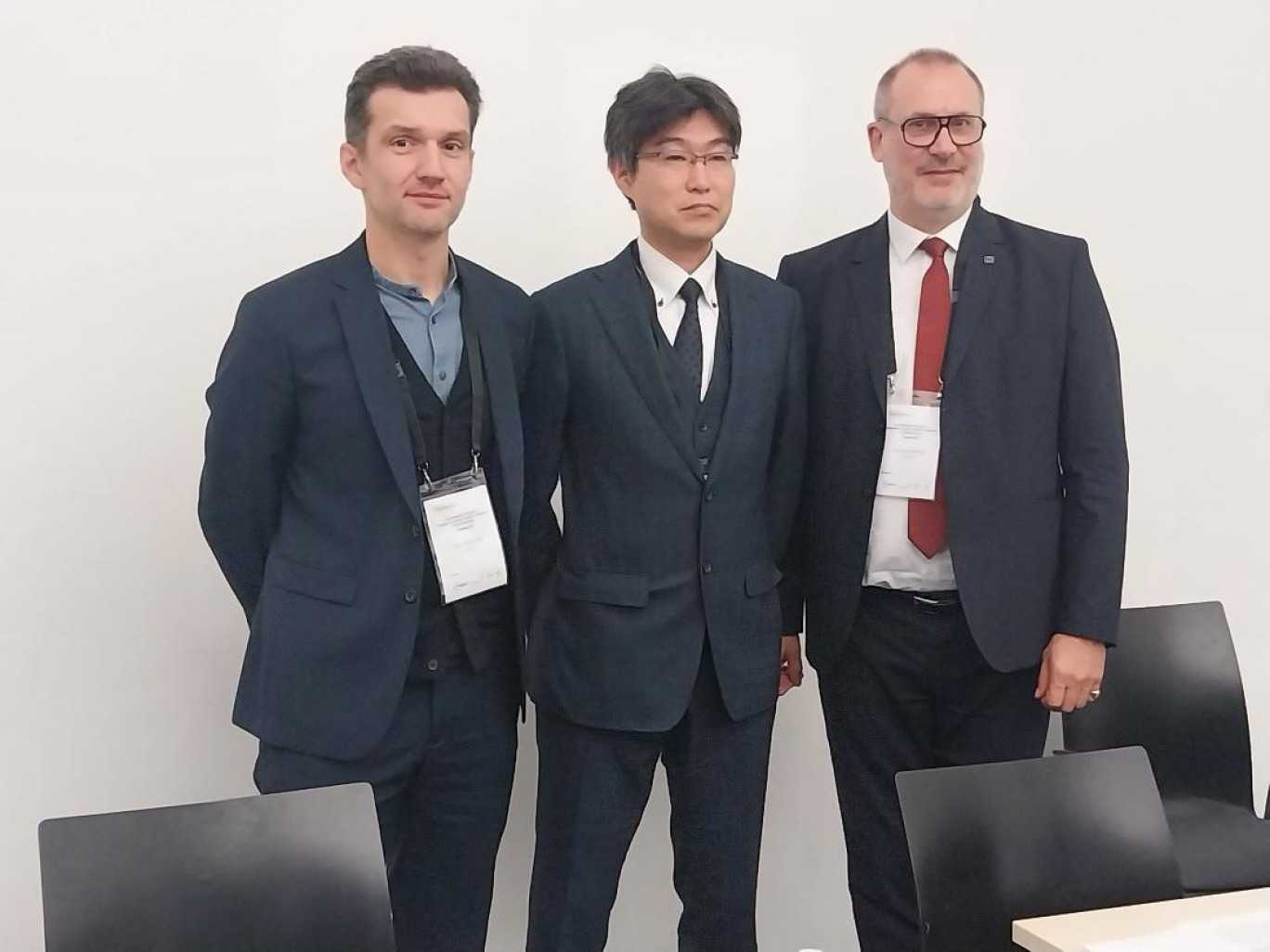 Eric Vidalenc, directeur Hauts-de-France de l'ADEME, Imazato Kazuyuki, directeur général Europe de la NADO et Philippe Masset, directeur Europe et international de l'ADEME, à Dunkerque, le 20 novembre dernier.