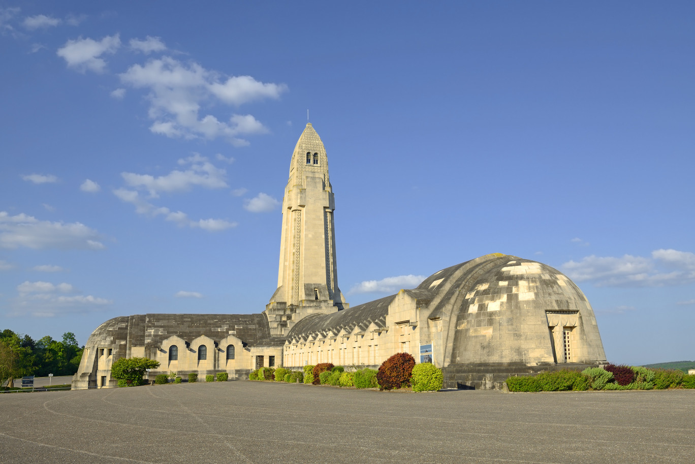 L'ossuaire de Douaumont, monument à la mémoire des soldats français et allemands morts en 1916 lors de la bataille de Verdun. © Adobe Stock.