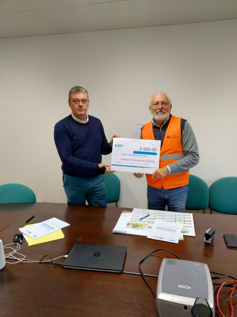 Patrick Gest, délégué territorial GRDF de la Somme, a remis à la Banque alimentaire de la Somme, un chèque de 2 500 euros lors de la reconduction du partenariat entre leurs deux entités.