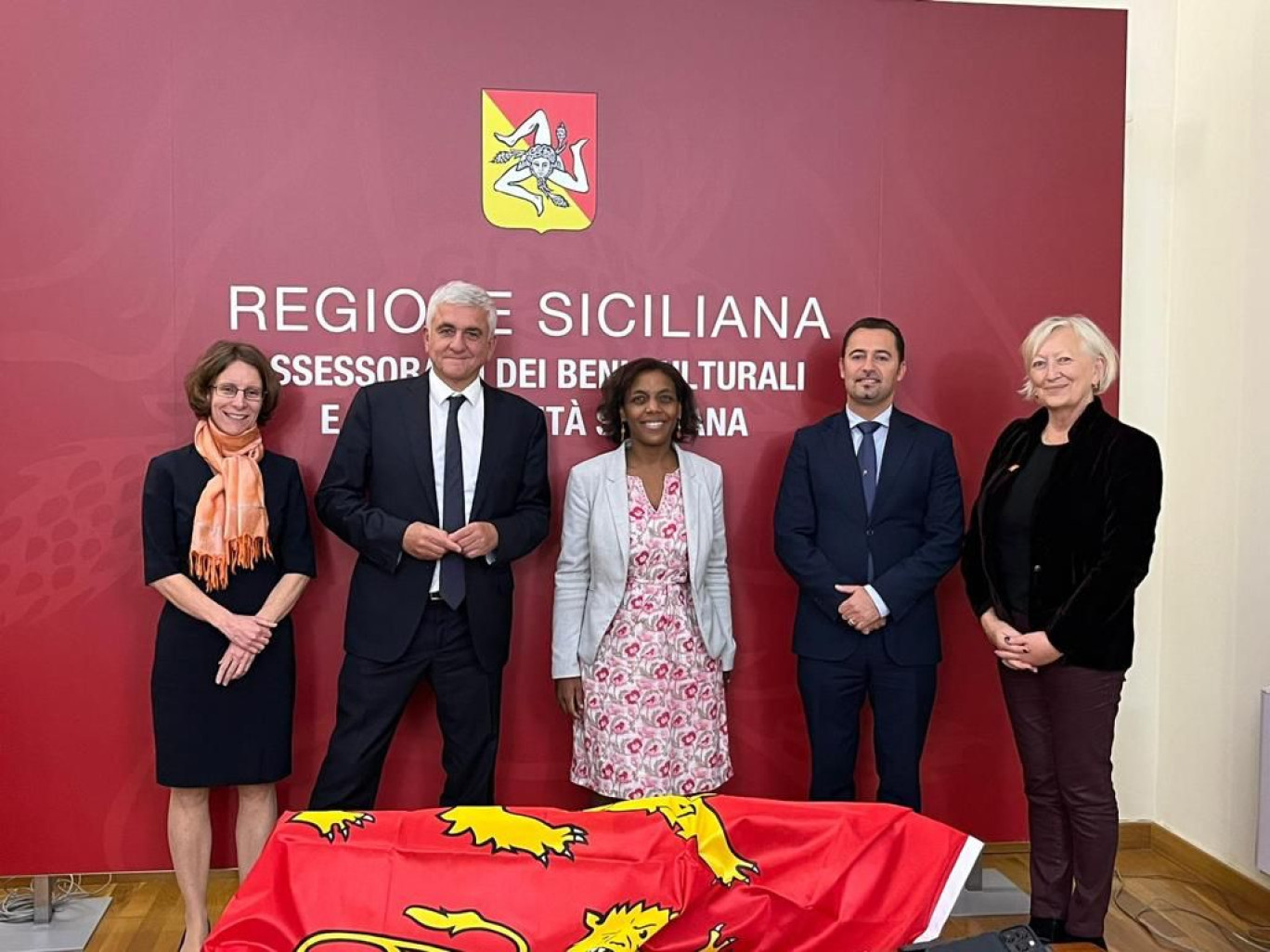 De gauche à droite : Claire Thuaudet Conseillère culturelle à l’Ambassade de France à Rome, Hervé Morin, Président de la Région Normandie, Lise Moutoumalaya, Consule générale de France à Naples, Francesco Paolo Scarpinato, Conseiller régional pour le patrimoine culturel et l’identité sicilienne, Catherine Morin-Desailly, conseillère régionale et sénatrice. (Photo Région Normandie)