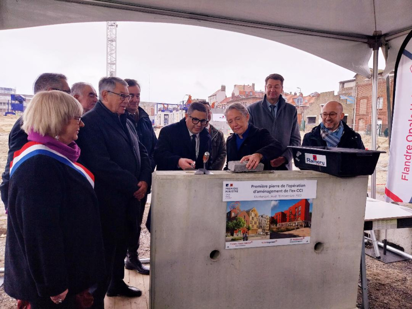 La Première ministre, Elisabeth Borne, a posé la première pierre d'un ensemble immobilier mêlant logement social, accession à la propriété et logements étudiants, sur la friche laissée par les anciens locaux de la CCI Littoral-Côte d'Opale.