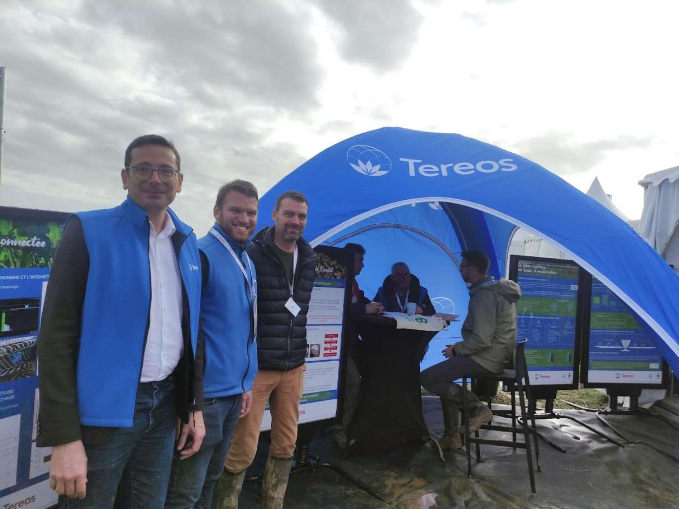  (au premier plan) David Sergent secrétaire général de Tereos groupe et deux ingénieurs du service Agronomie.