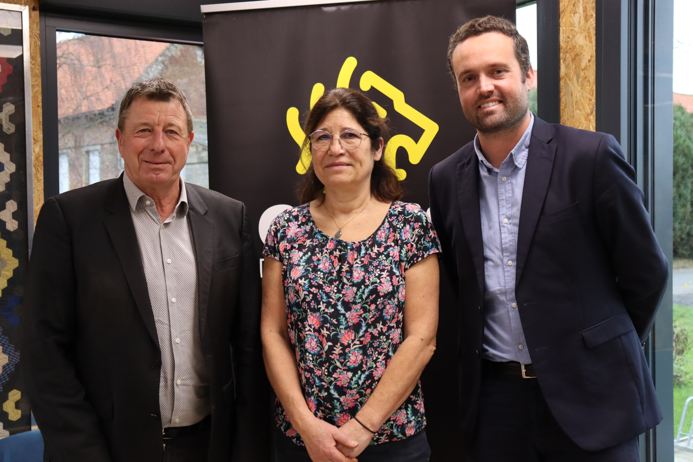 De g. à dr. Samuel Bever, vice-président chargé de l'attractivité, de l’artisanat et des relations aux forces économiques de la CCFI, Sophie Beckary, gérante de l’épicerie Bio Monts et Valentin Belleval, président de la CCFI. © Aletheia Press/E.Chombart