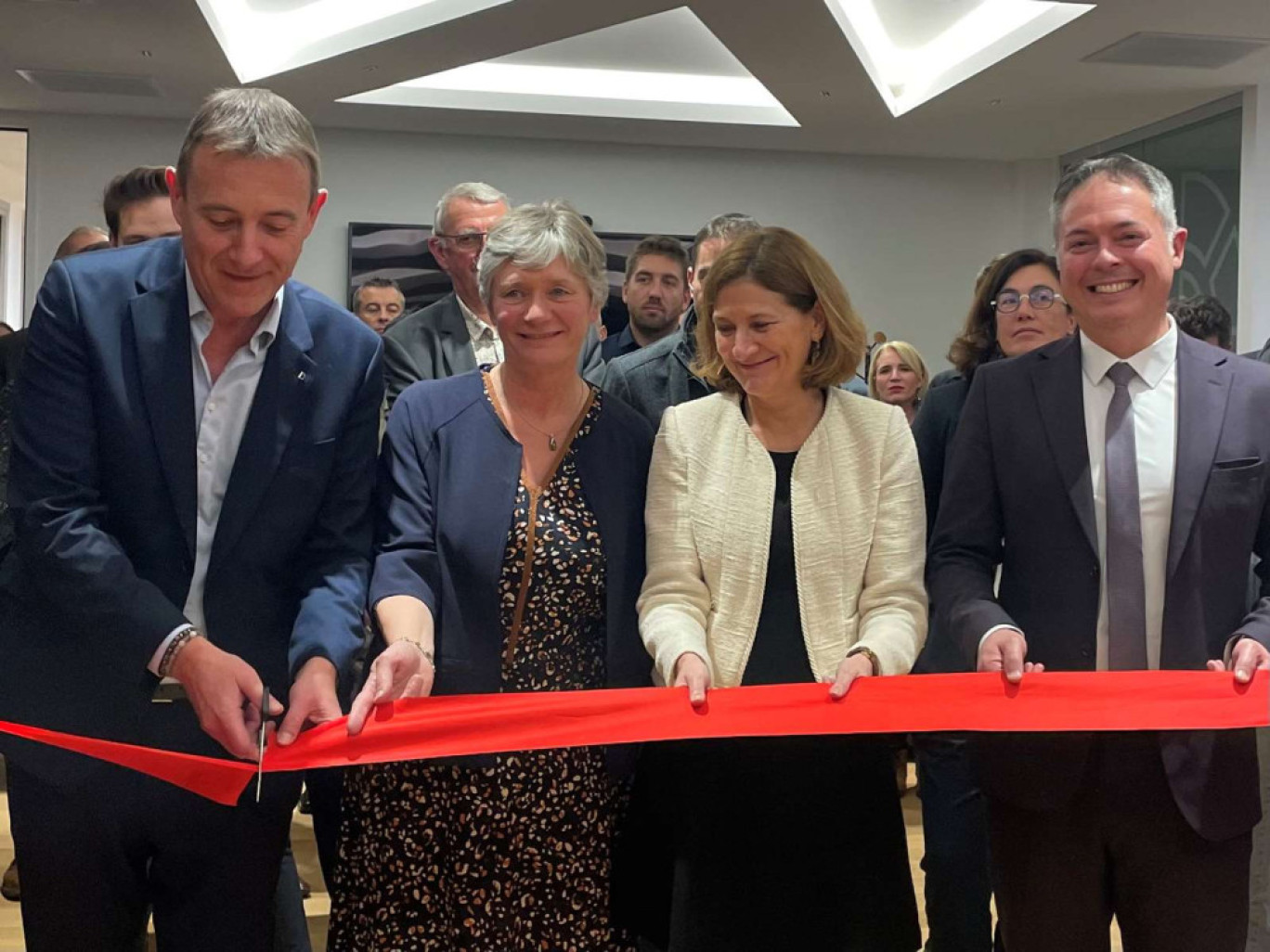 ( de g. à dr.) Éric Delhaye, maire de Laon, et pour le Crédit agricole Nord-Est, Christine Gandon, Laure Lesme-Berthomieux, et Jérôme Herlaut, respectivement présidente du Conseil d’administration, Directrice générale, et directeur du groupe commercial Laon-Thiérache.