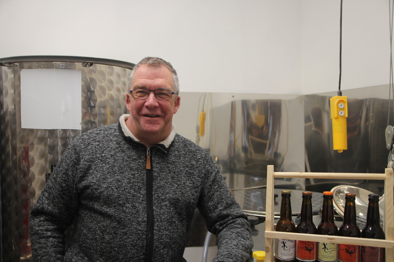 Rémy Juquel dans son univers de quelques mètres carrés, produit 100 hectolitres d’une bière goûteuse et peu amère. (© Aletheia Press / B.Delabre)