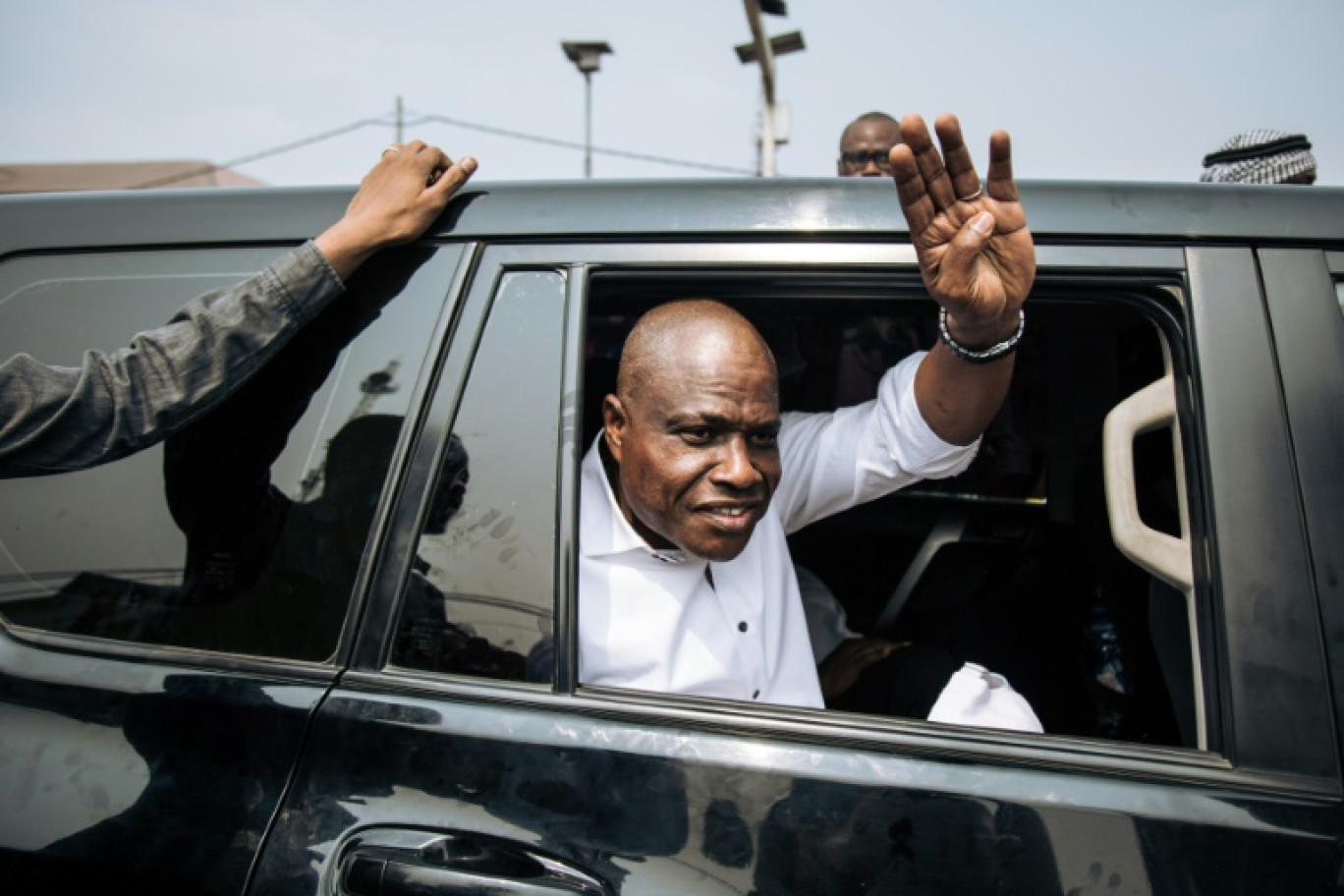 Martin Fayulu salue ses partisans lors d'une manifestation le 30 juin 2019 à Kinshasa © ALEXIS HUGUET