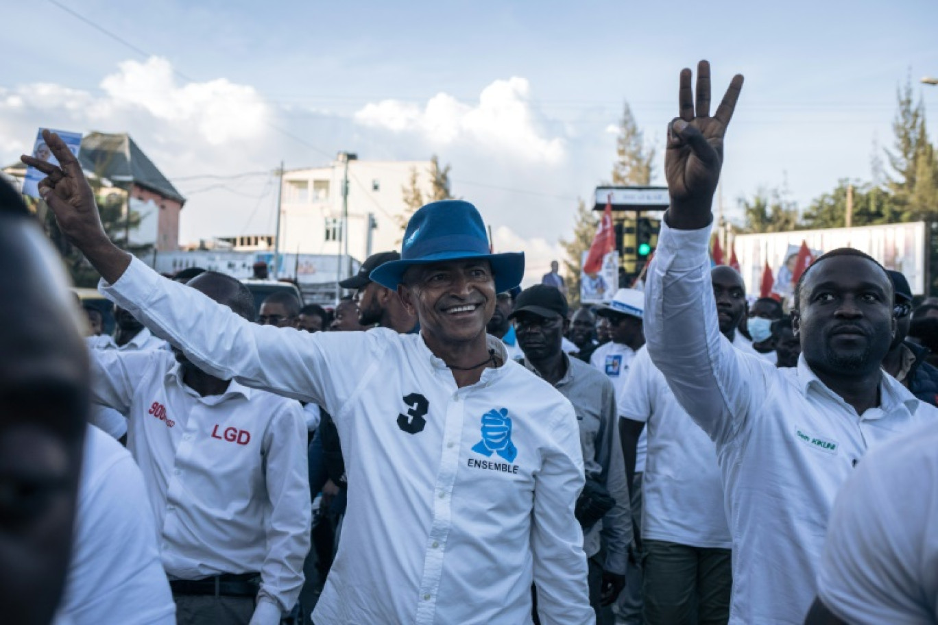 Moïse Katumbi (au centre), candidat à la présidentielle en République démocratique du Congo, arrive à un meeting de campagne le 23 novembre 2023 à Goma © ALEXIS HUGUET