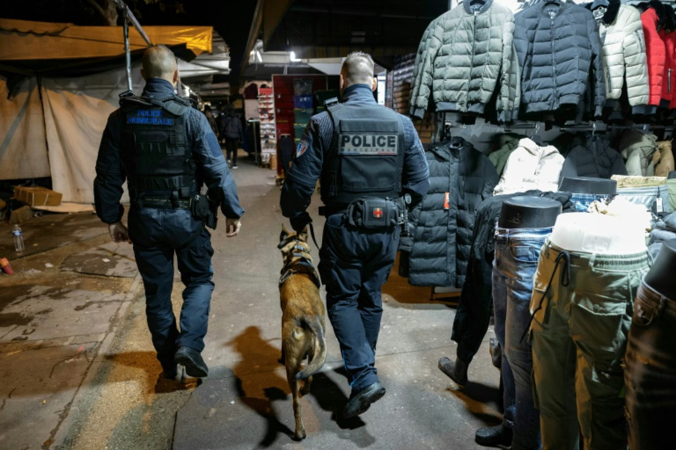 Des policiers municipaux en patrouille dans les puces de Saint-Ouen, au nord de Paris, le 11 décembre 2023 © THOMAS SAMSON