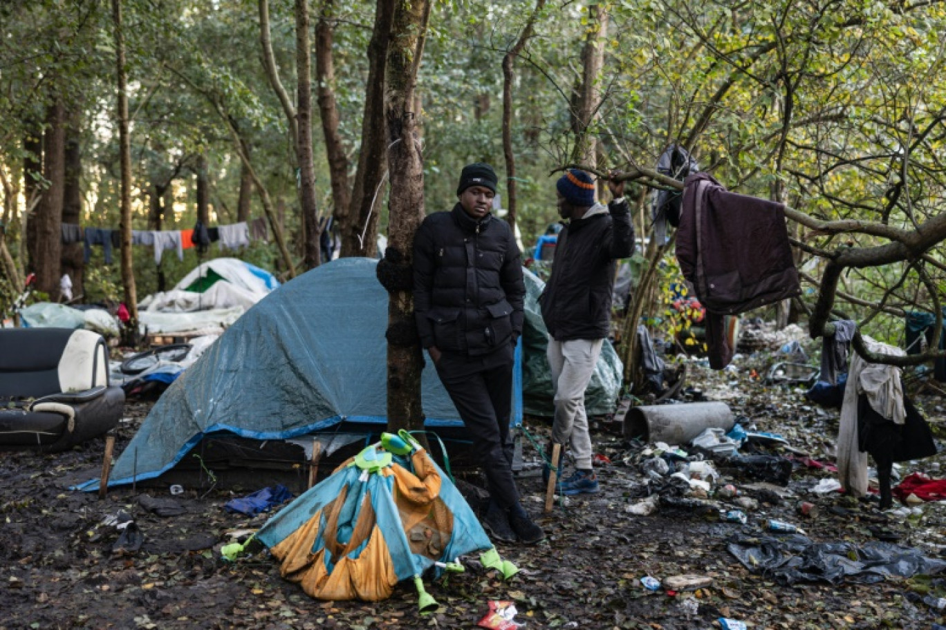 Les migrants soudanais Khaled (g) et Alaa près de leurs tentes dans un campement à Calais, le 7 novembre 2023 dans le Pas-de-Calais © Sameer Al-DOUMY