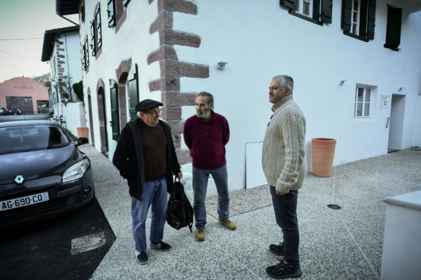 Le maire de Banca Michel Ocafrain (d) parle avec deux résidents de la maison "Tunio", le 23 novembre 2023 dans les Pyrénées-Atlantiques © GAIZKA IROZ