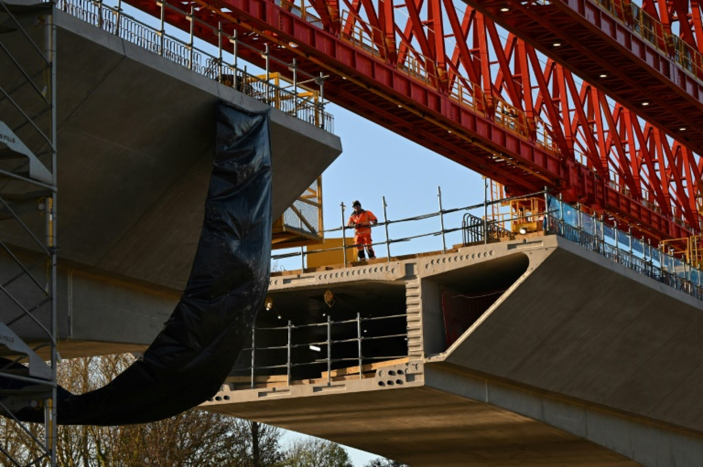 Le chantier de construction du viaduc de Colne Valley pour le projet ferroviaire à grande vitesse HS2, le 23 novembre 2023 à Denham, au nord-ouest de Londres © Justin TALLIS