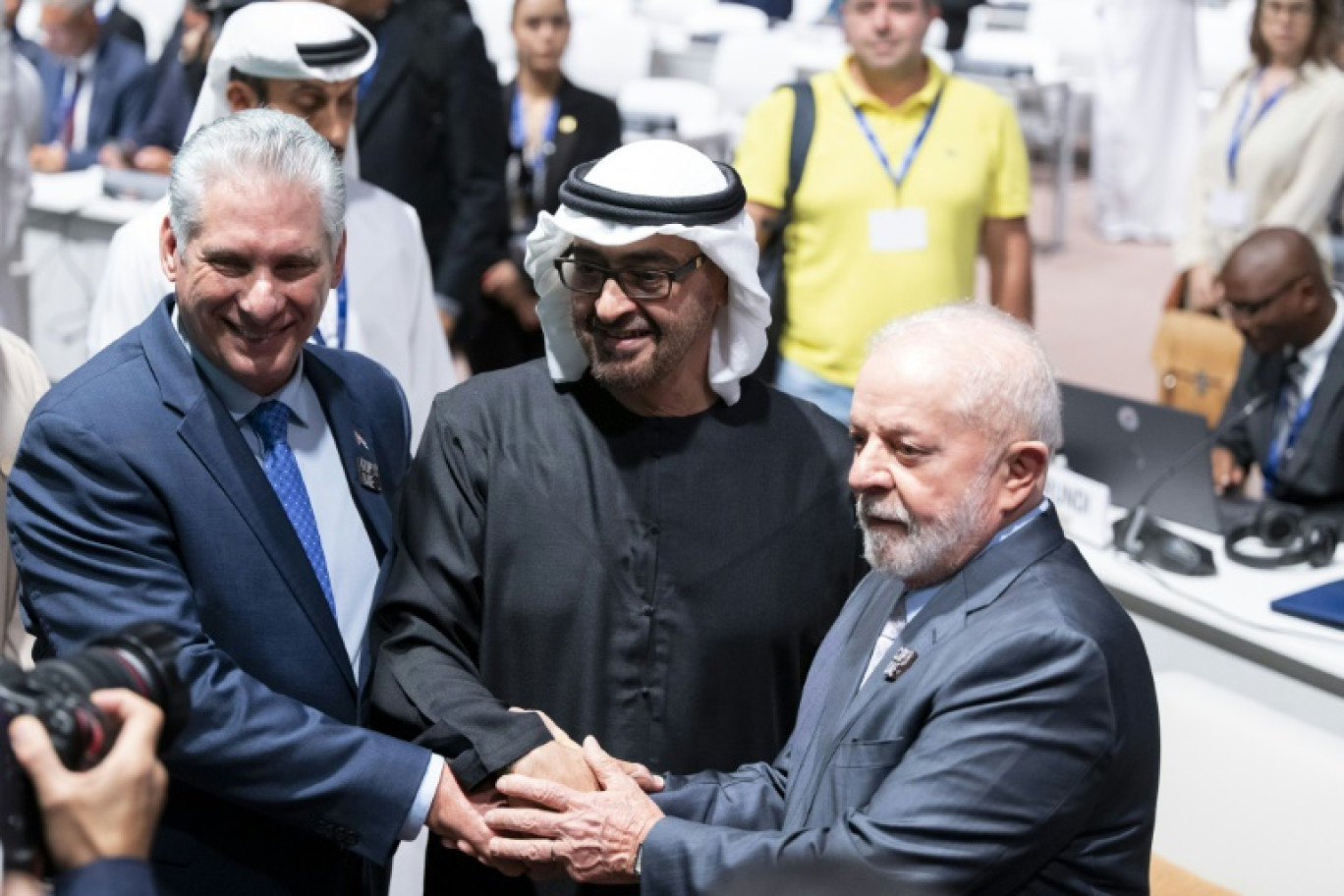 Photos transmise par la Cour présidentielle des Emirats arabes unis montrant le président des Emirats arabes unis Cheikh Mohamed ben Zayed al-Nahyane(C), le président brésilien Luiz Inacio Lula da Silva (D) et le président cubain Miguel Diaz-Canel Bermudez, le 2 décembre 2023 à Dubai © Abdulla AL-BEDWAWI