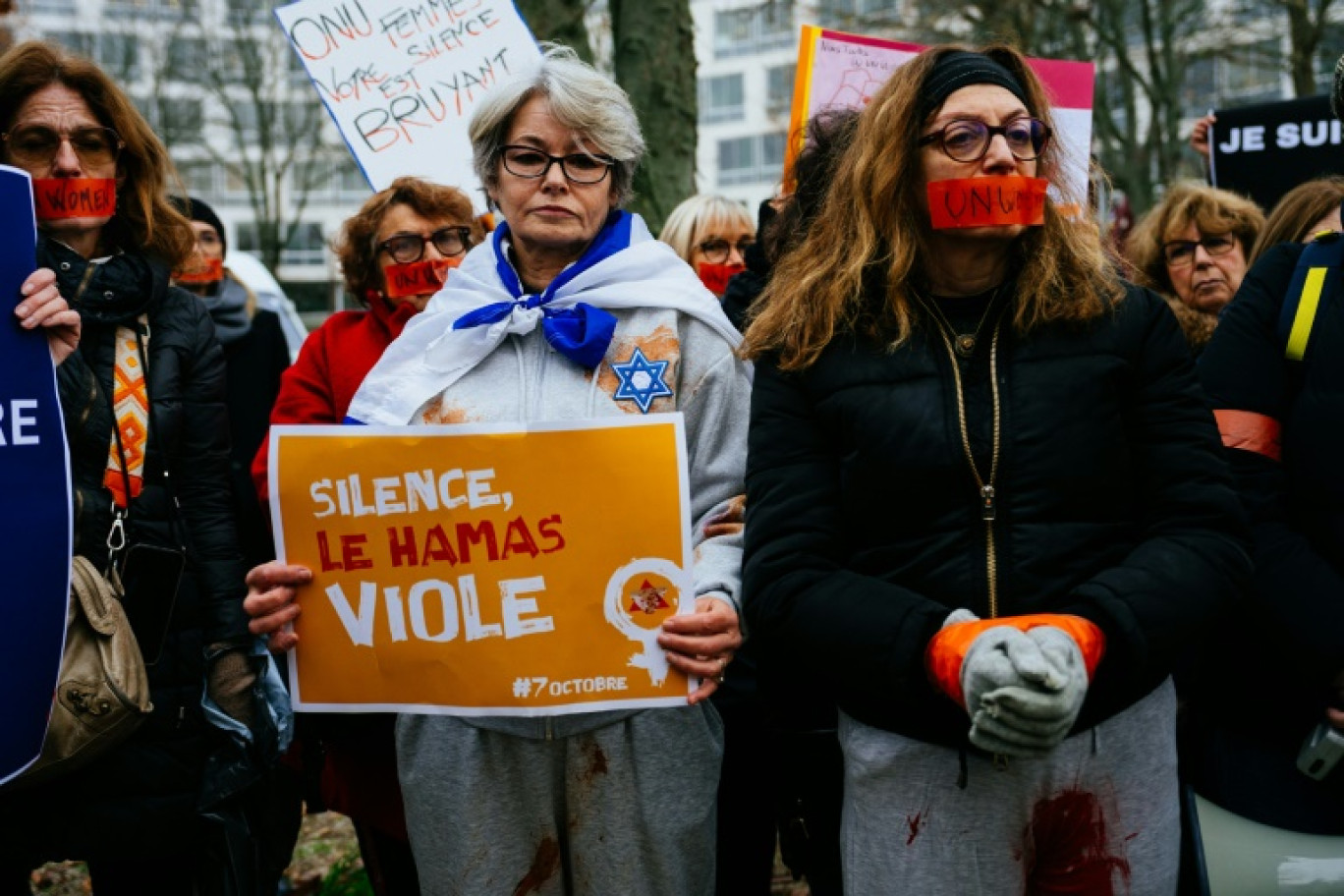 Des femmes manifestent devant l'Unesco, à Paris, le 1er décembre 2023, après des informations faisant état de viols commis par des hommes du Hamas sur des femmes israéliennes le 7 octobre © Dimitar DILKOFF