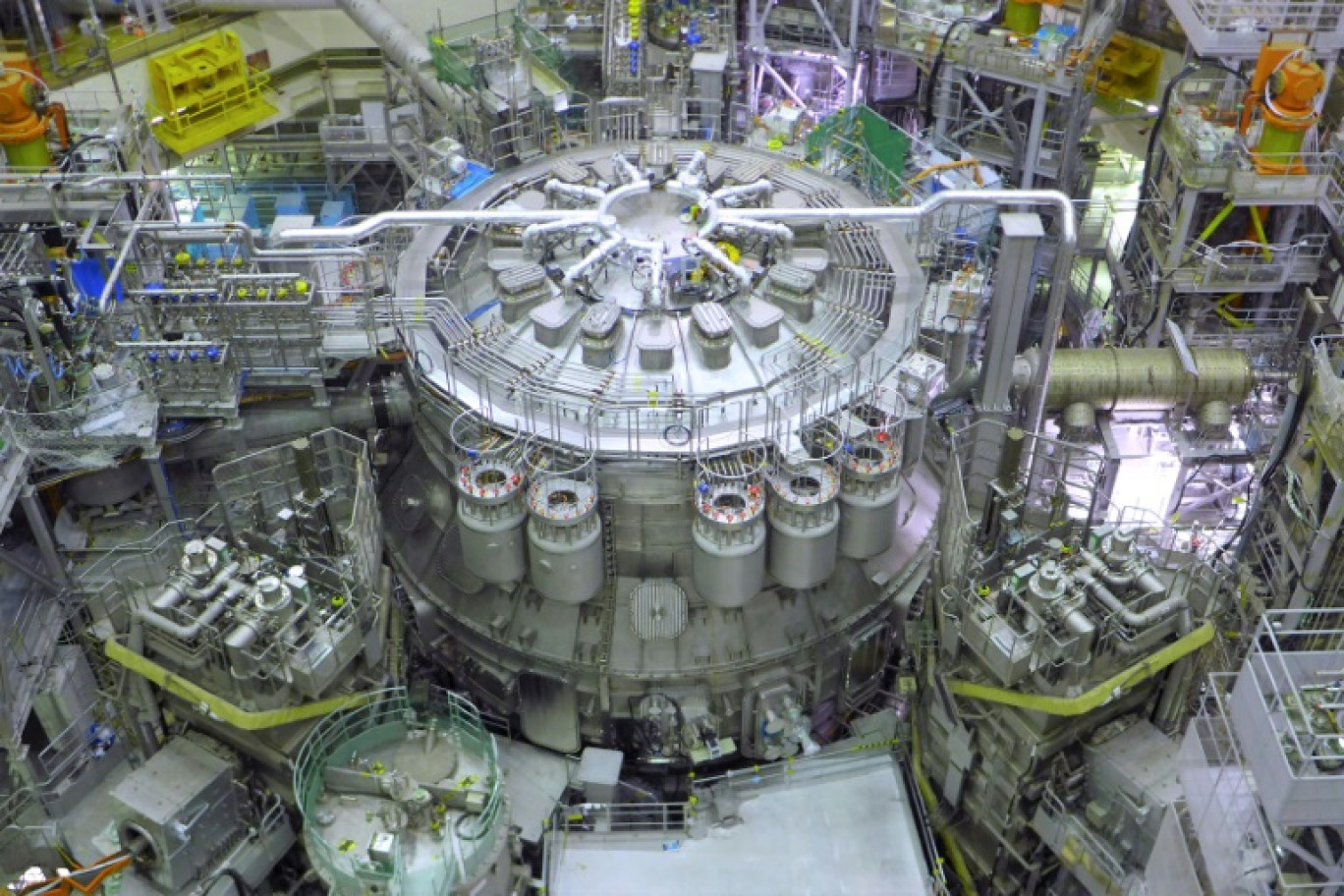 Photo non datée diffusée le 1er décembre 2023 par l'Institut national des sciences et technologies quantiques, montrant le JT-60SA, le plus grand réacteur à fusion nucléaire au monde, avant son inauguration à Naka, au Japon © Handout