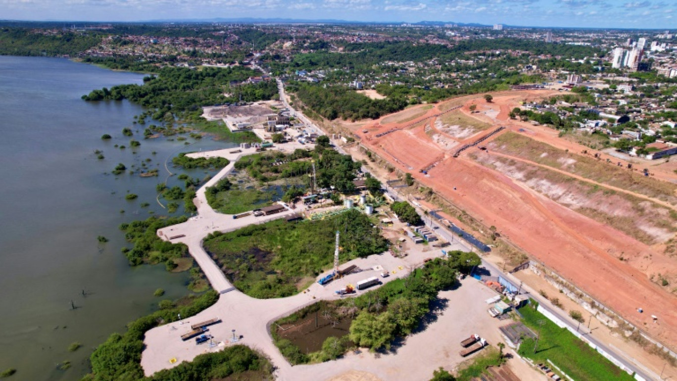 Vue aérienne d'un terrain menacé d'effondrement, à proximité d'une mine de sel, le 1er décembre 2023 à Maceio, dans le nord-est du Brésil © Robson Barbosa