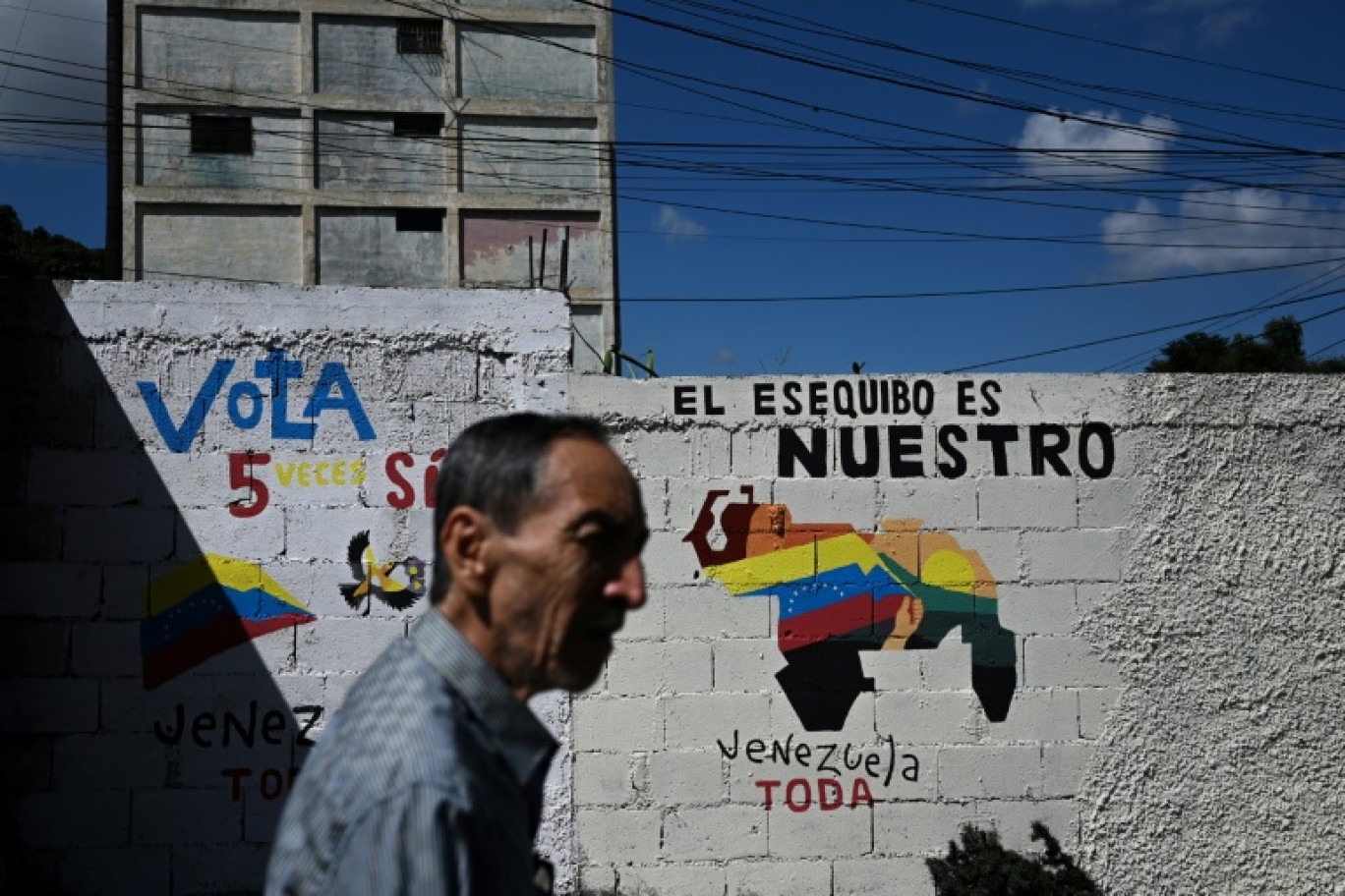 Une fresque murale faisant campagne pour  l'annexion de la région de l'Essequibo administrée par le Guyana, le 28 novembre 2023 à Caracas, au Venezuela © Federico PARRA