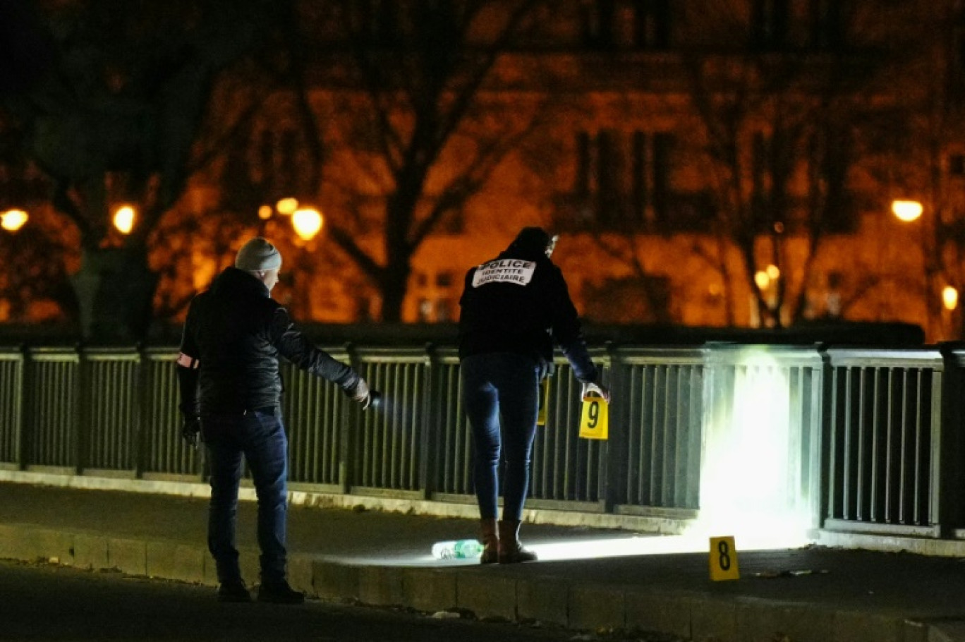 La police scientifique sur les lieux d'une attaque au couteau et au marteau, près du pont Bir Hakeim, à Paris, le 2 décembre 2023 © Dimitar DILKOFF