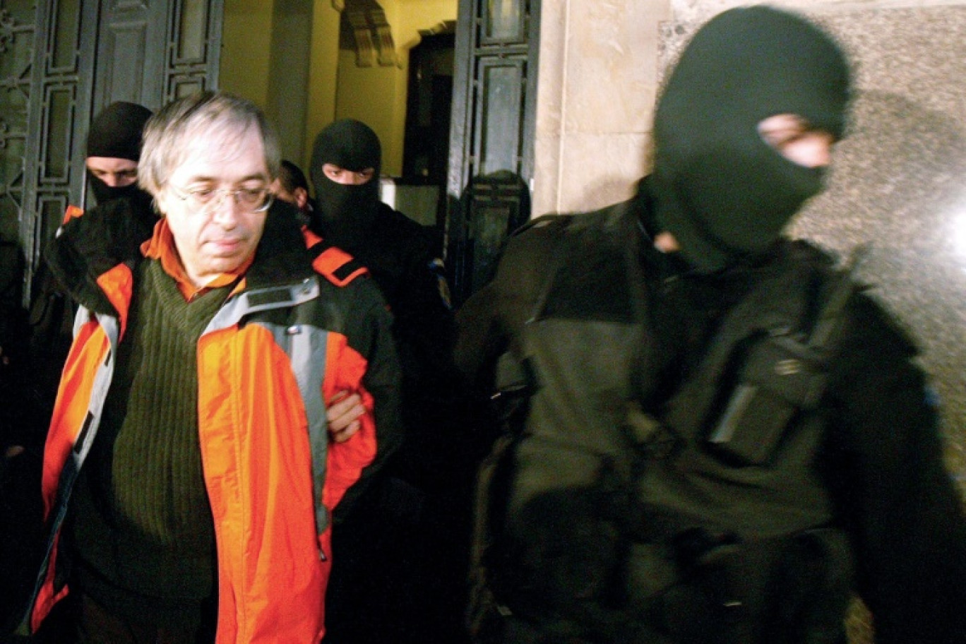 Le gourou Gregorian Bivolaru (g), le 1er avril 2004 à la sortie du tribunal de Bucarest © STRINGER