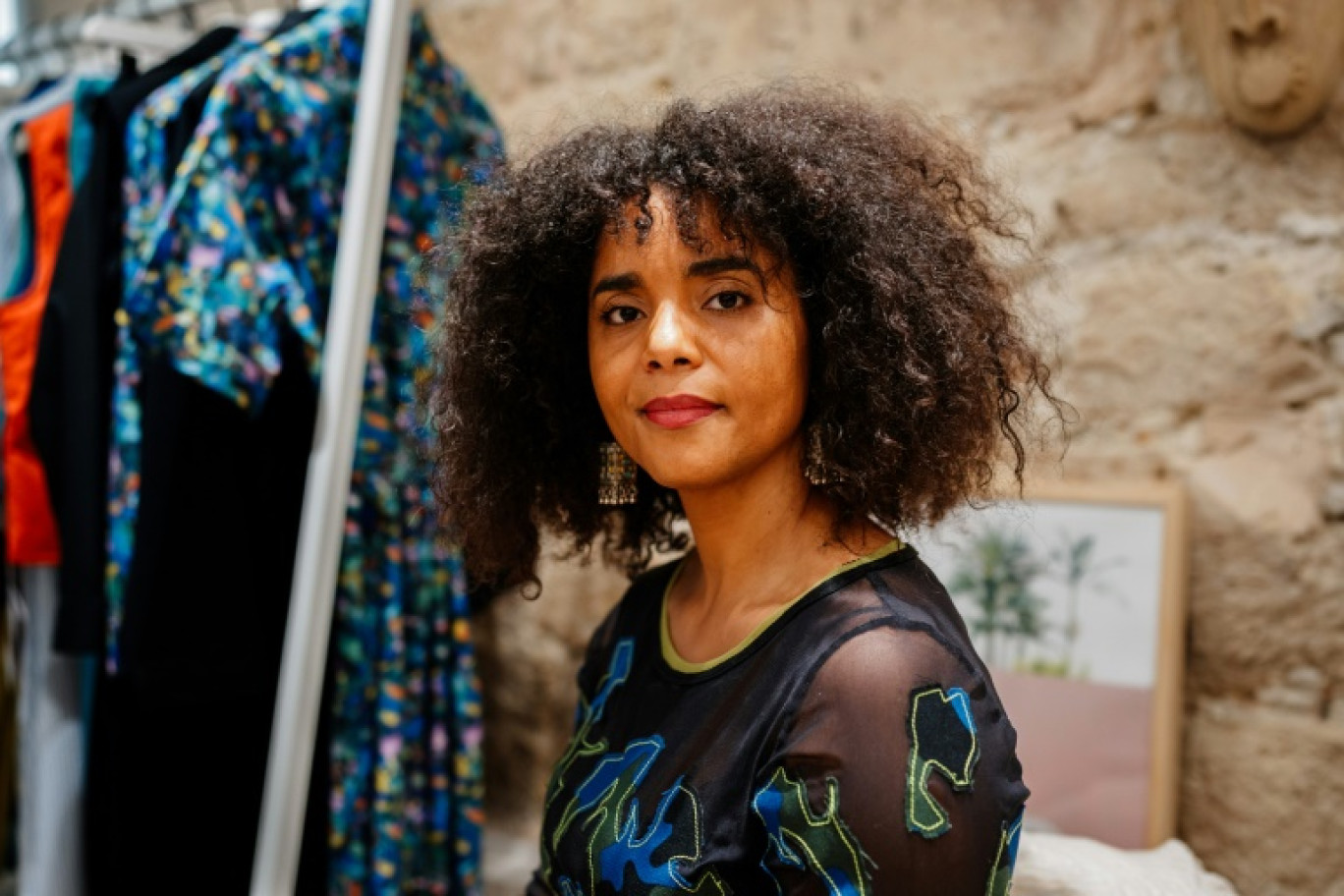 La créatrice franco-camerounaise Laurence Chauvin-Buthaud dans sa boutique à Paris, le 21 novembre 2023 © Dimitar DILKOFF