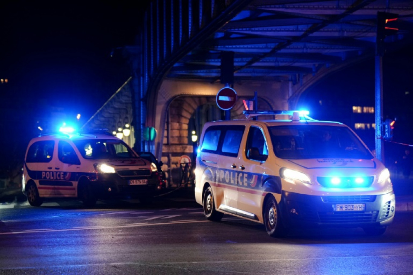 Périmètre de sécurité policier au niveau du pont Bir Hakeim à Paris après une attaque au couteau et au marteau, le 2 décembre 2023 © Dimitar DILKOFF