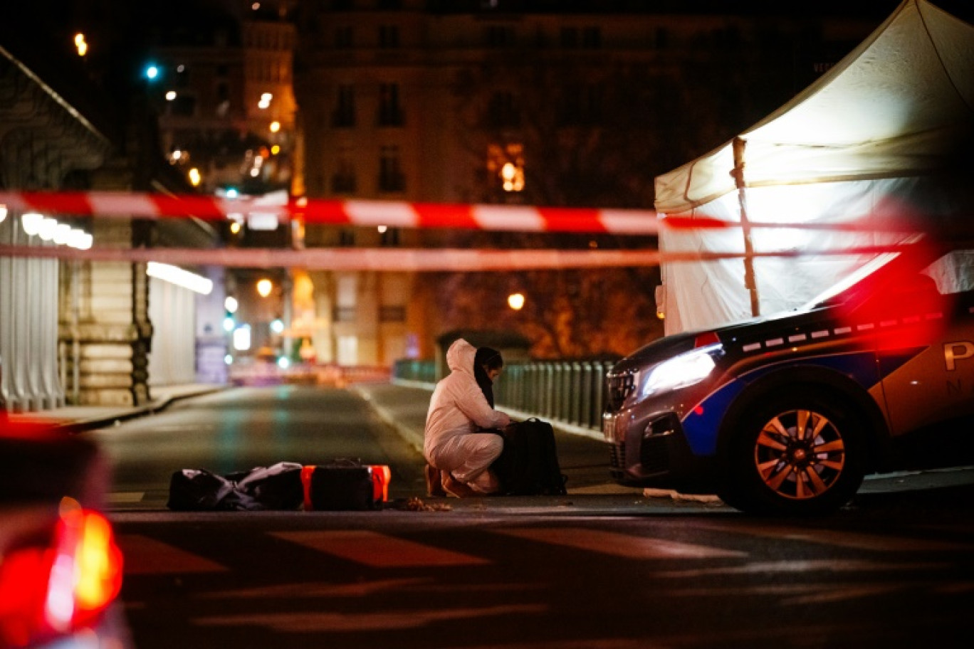 Un membre de la police scientifique sur les lieux d'une attaque meurtrière au couteau et au marteau, le 2 décembre à Paris © Dimitar DILKOFF