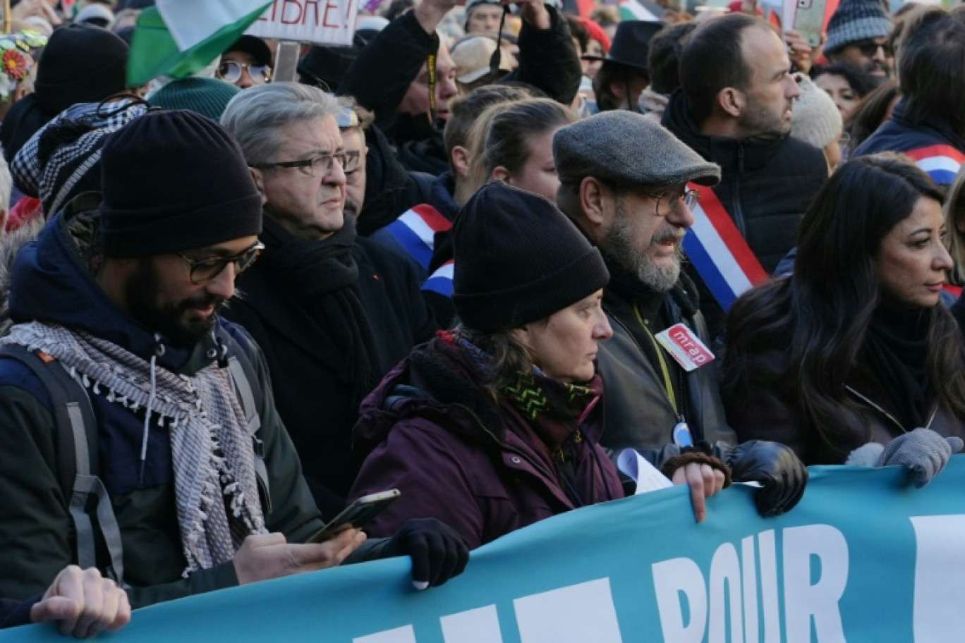 Le leader LFI Jean-Luc Mélenchon (2e gauche), lors d'une manifestation pro-palestinienne le 2 décembre 2023 à Paris © Dimitar DILKOFF