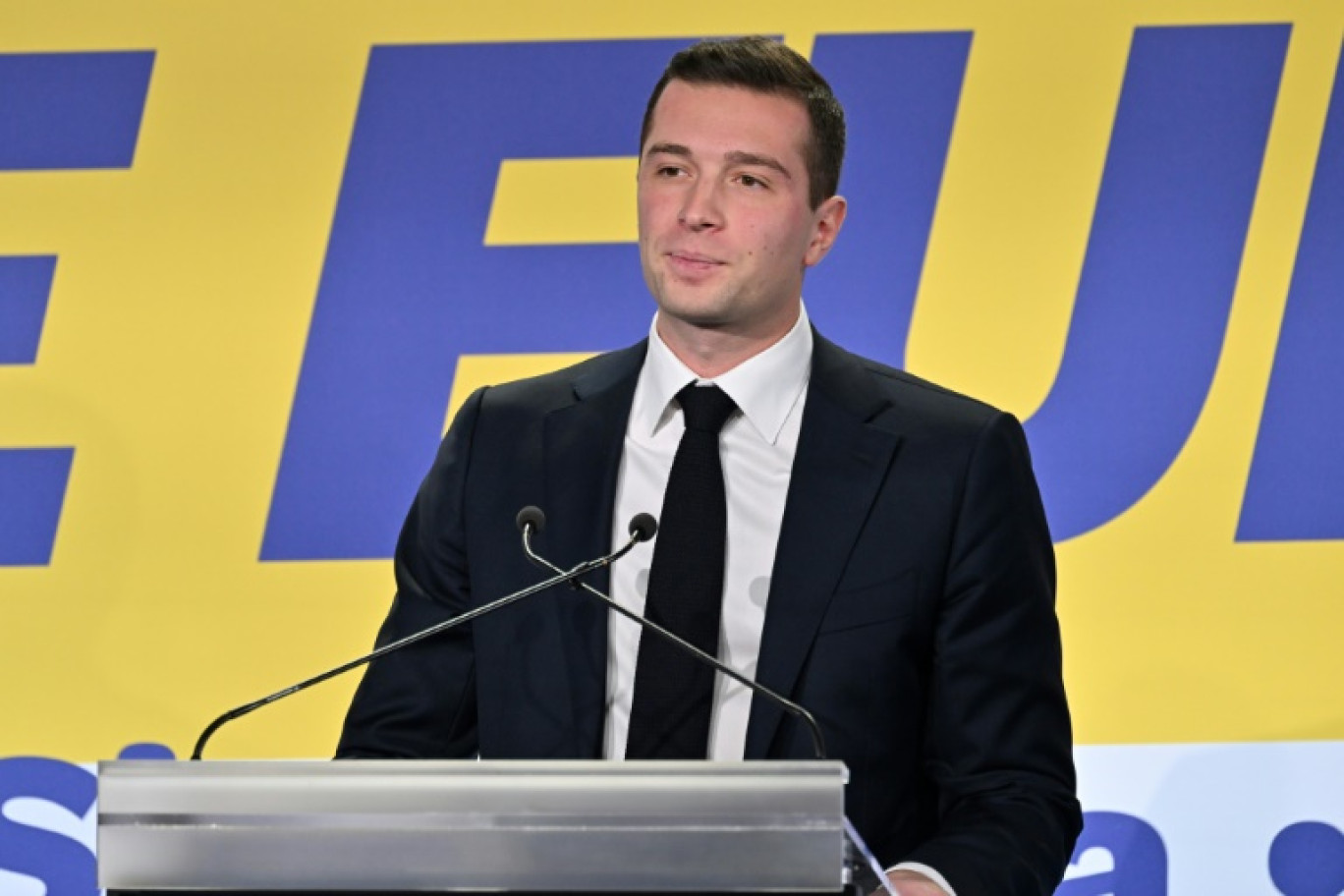 Le président du Rassemblement national Jordan Bardella s'exprime lors d'un meeting du groupe parlementaire européen Identité et Démocratie, le 3 décembre 2023 à Florence © Andreas SOLARO