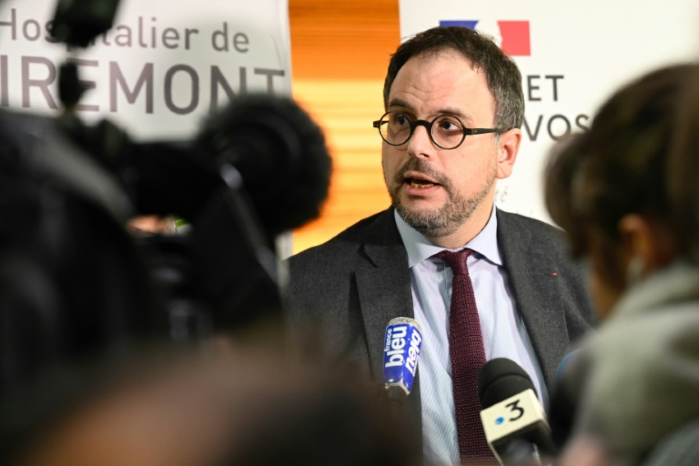 Le ministre de la Santé Aurélien Rousseau lors d'une visite de l'hôpital  de Remiremont dans les Vosges le 4 décembre 2023 © Jean-Christophe VERHAEGEN