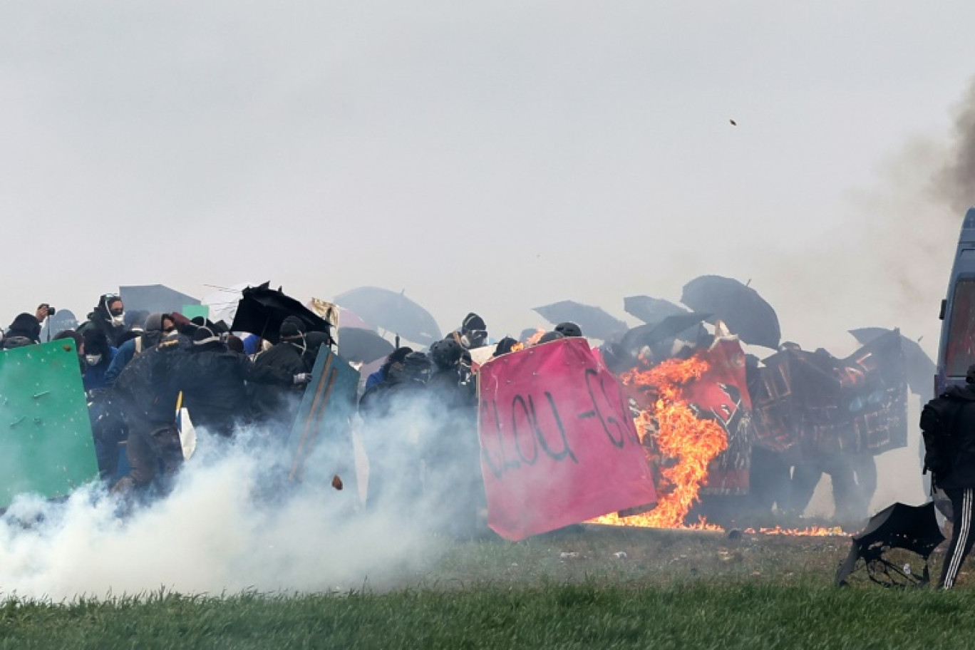 Heurts entre manifestants et gendarmes lors d'une manifestation contre les "bassines", le 25 mars 2023 à Sainte-Soline © THIBAUD MORITZ