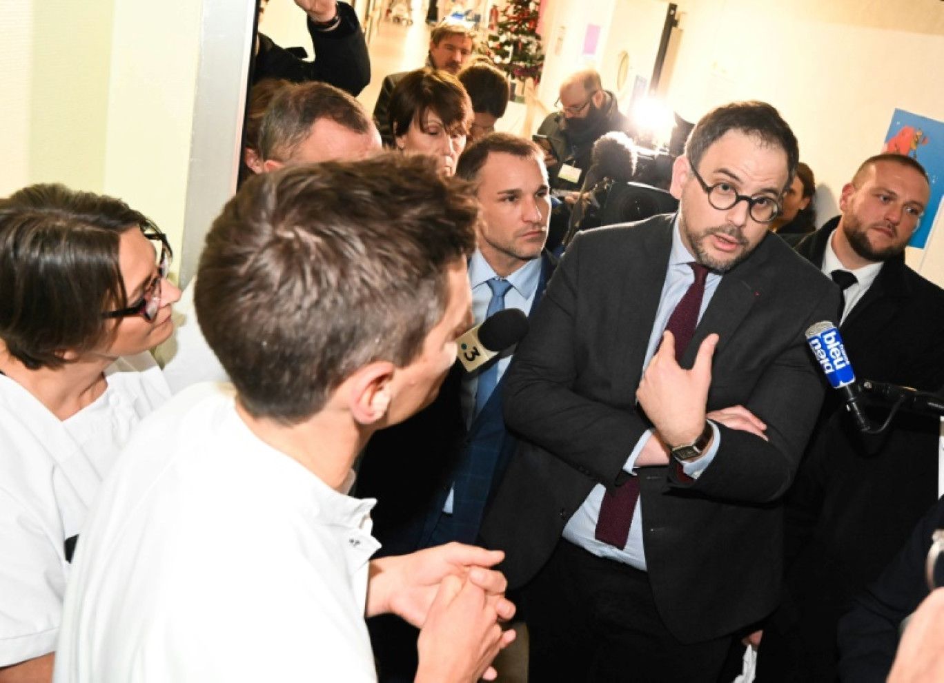 Le ministre de la Santé Aurélien Rousseau lors d'une visite de l'hôpital  de Remiremont dans les Vosges le 4 décembre 2023 © Eric Thiebaut