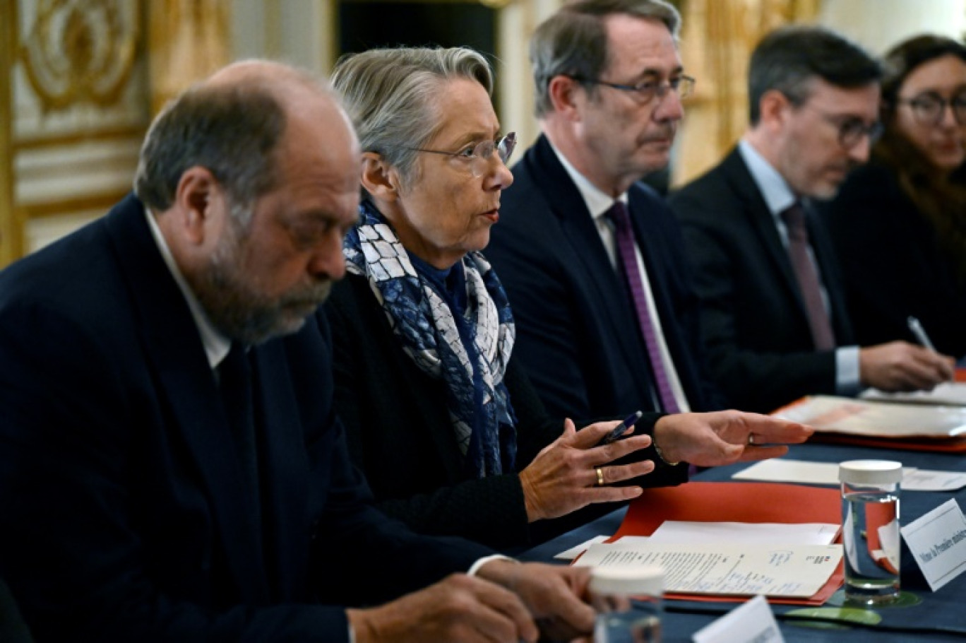 La Première ministre Elisabeth Borne (2eG) préside une réunion sécuritaire à Matignon au demain de l'attaque meurtrière au couteau près de la tour Eiffel, le 3 décembre 2023 à Paris © JULIEN DE ROSA