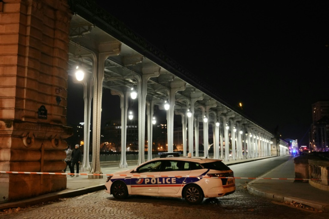 Une voiture de police est garée dans le périmètre de sécurité mis en place après une attaque au couteau et au marteau, le 2 décembre 2023 à Paris © Dimitar DILKOFF