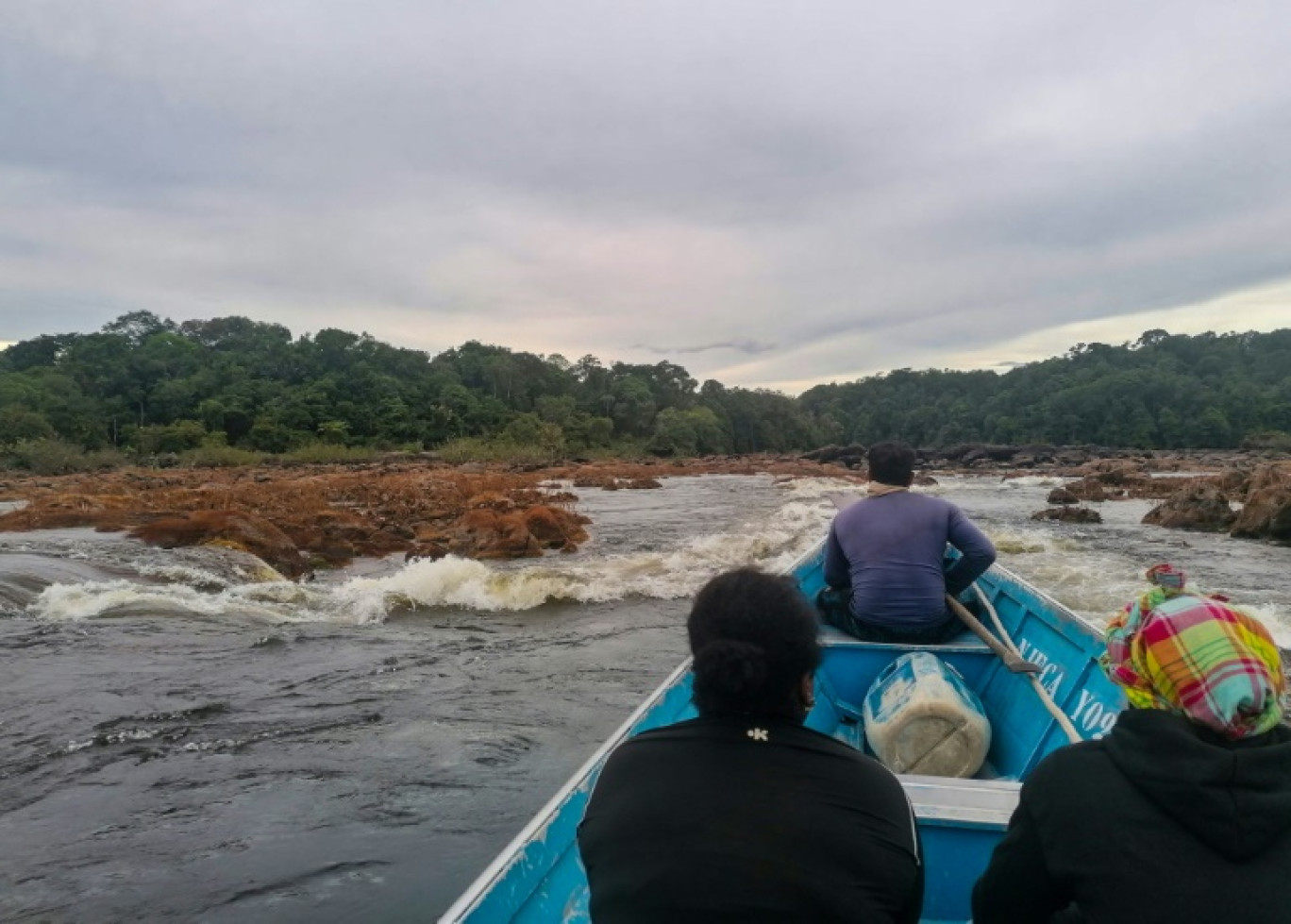 La pirogue de l'équipe juridique "Pirogue du droit" s'approche du village de Camopi, en Guyane française, le 16 novembre 2023 © Guillaume REUGE