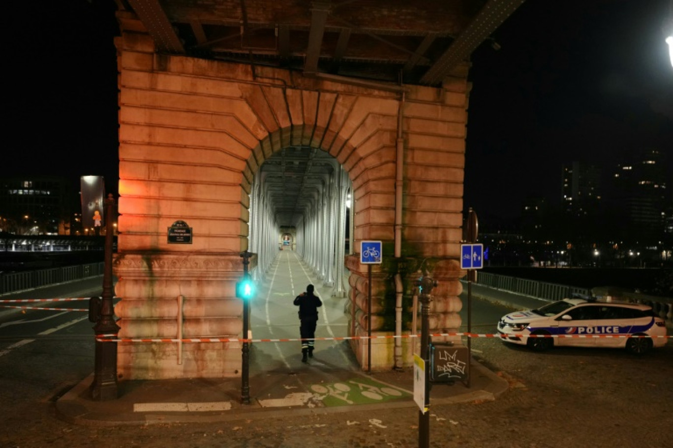 Périmètre de sécurité policier au pont Bir Hakeim, à Paris, après une attaque au couteau et au marteau, le 2 décembre 2023 © Dimitar DILKOFF