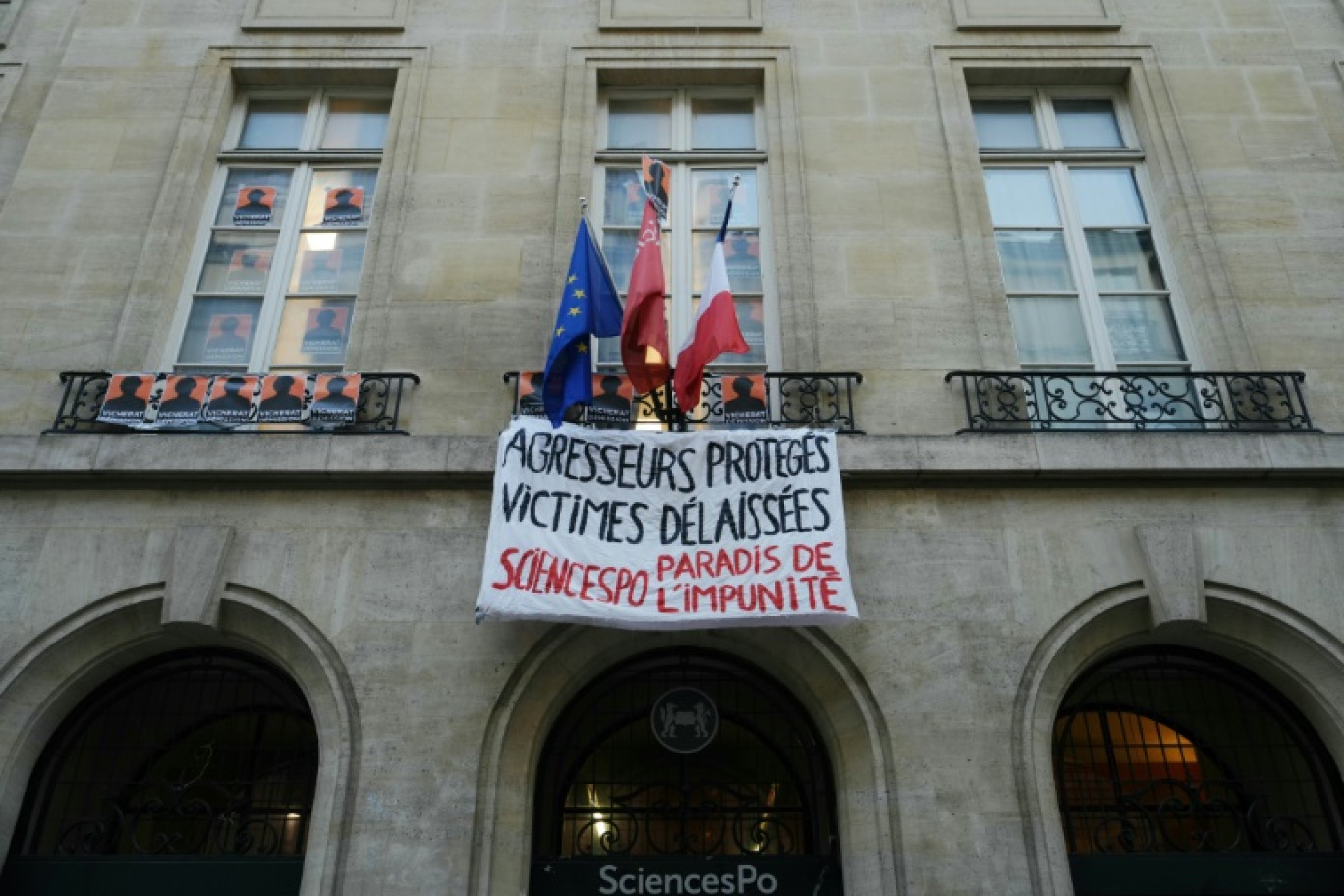 Des étudiants occupent Sciences Po pour demander la démission de son directeur Mathias Vicherat, entendu par la police dans une affaire de violences conjugales, le 7 décembre 2023 à Paris © Dimitar DILKOFF