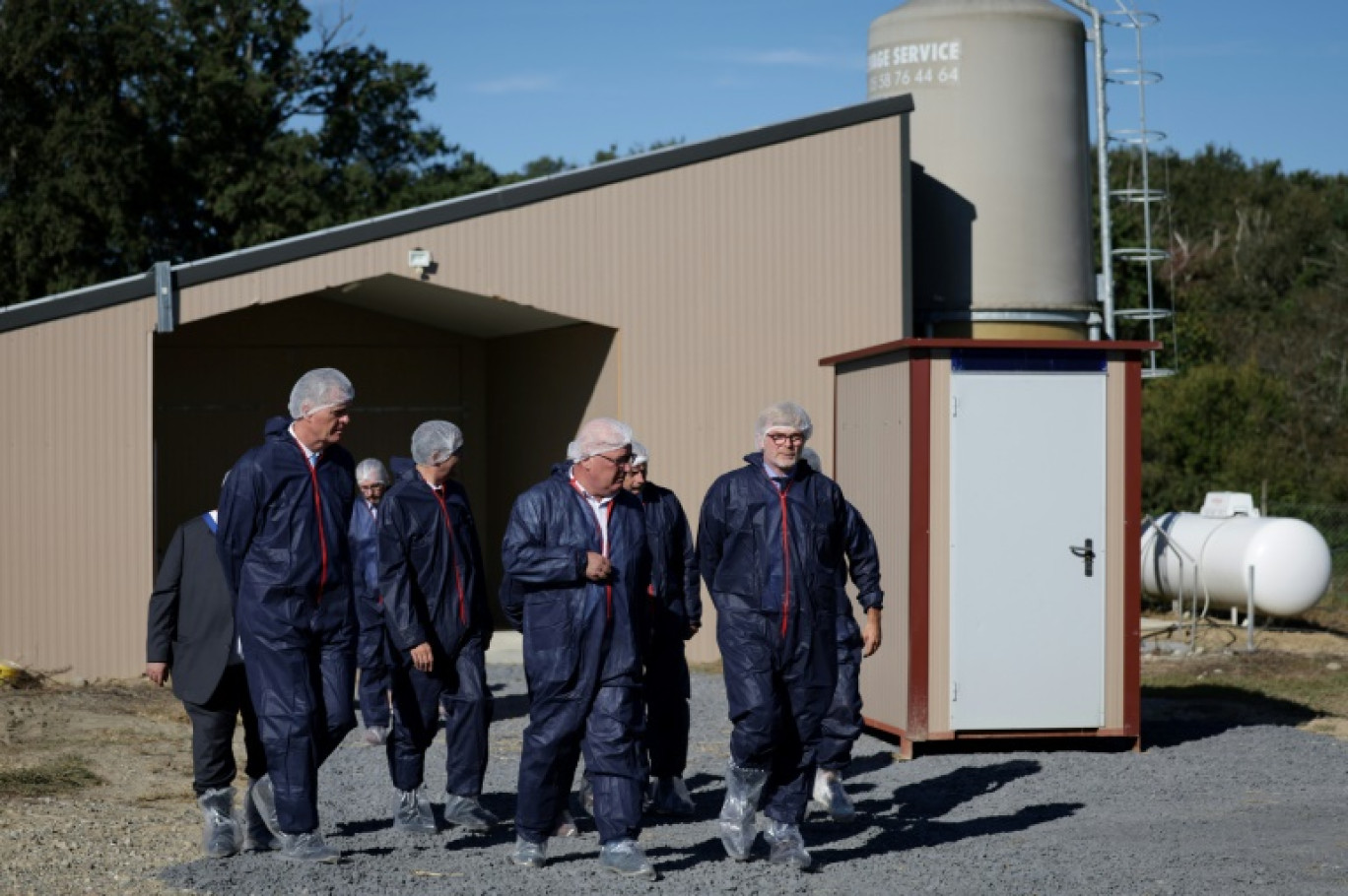 Déplacement du ministre de l'Agriculture Marc Fesneau (d) chez un éleveur de canards du Gers, le 2 octobre 2023 à Labarthète © Valentine CHAPUIS