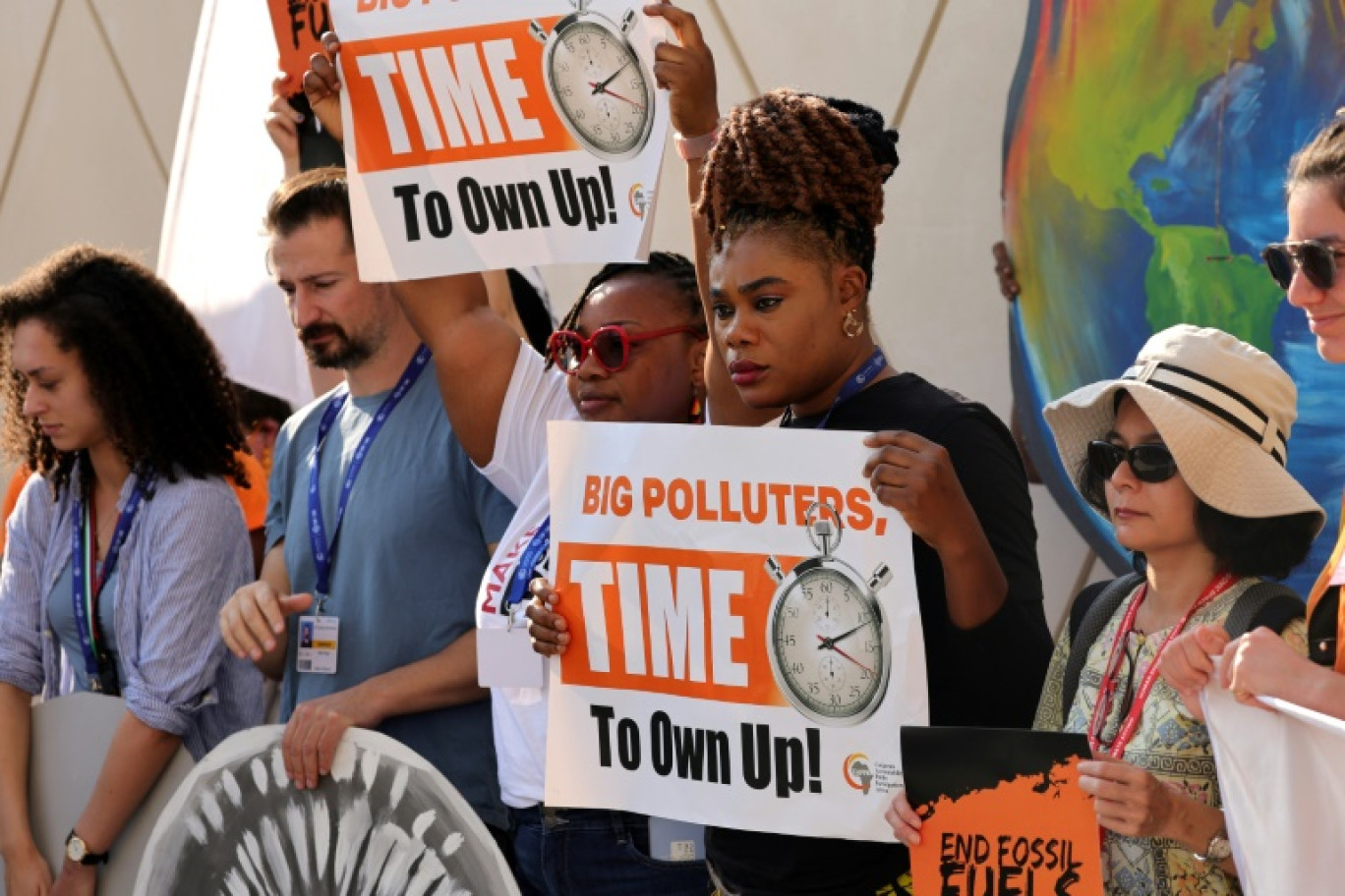 Des manifestants opposés aux énergies fossiles, sur le site de la COP28 à Dubaï, le 5 décembre 2023 © Giuseppe CACACE