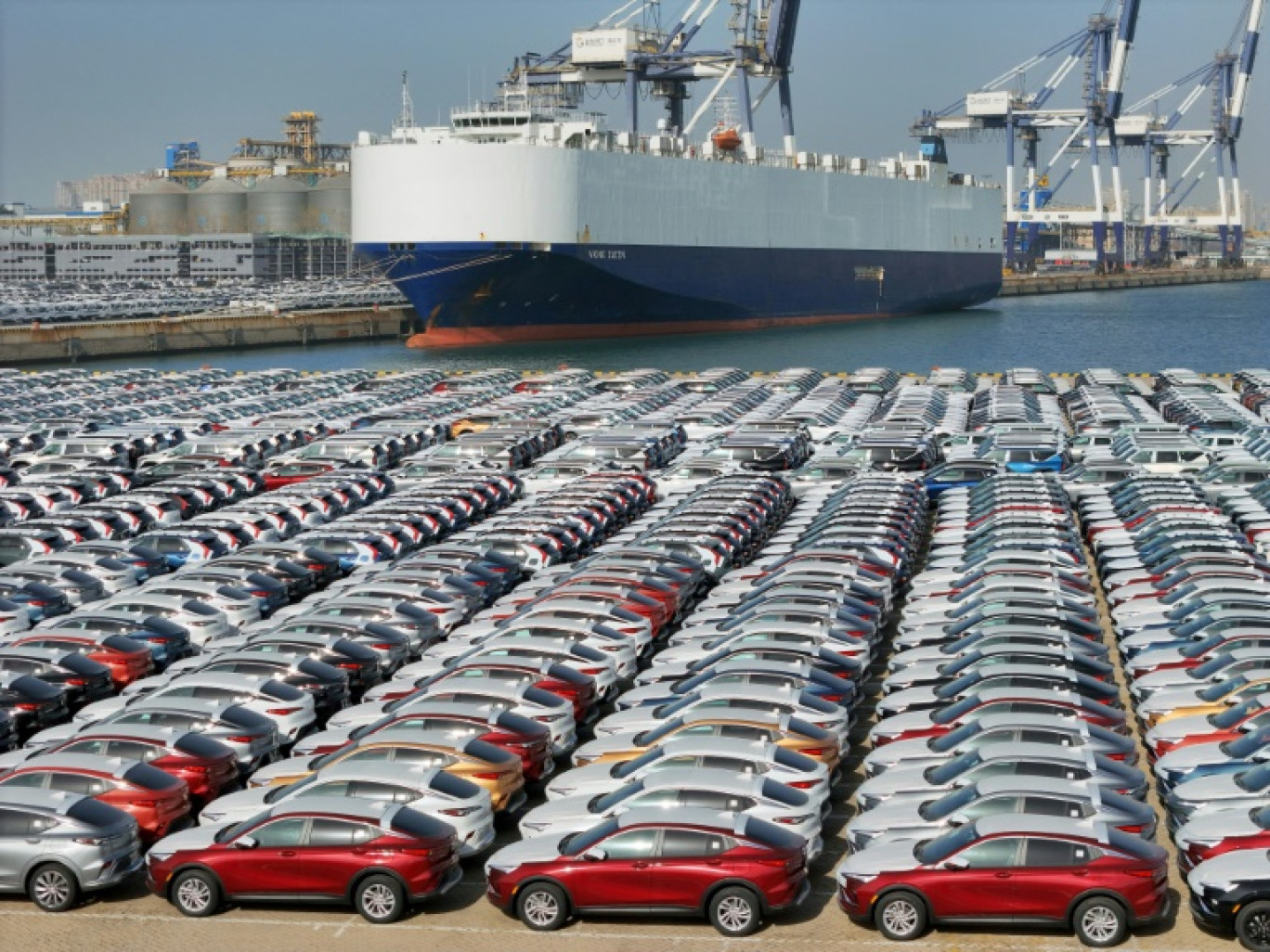 Des voitures attendent d'être chargées sur un bateau pour l'exportation au port de Yantai, dans la province chinoise du Shandong, le 7 décembre 2023 © STR