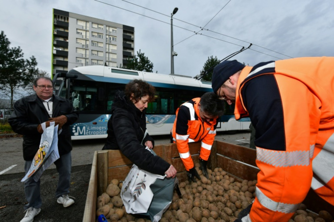 Des employés municipaux distribuent des pommes de terre à des habitants, le 7 décembre 2023 à Limoges, en Haute-Vienne © PASCAL LACHENAUD