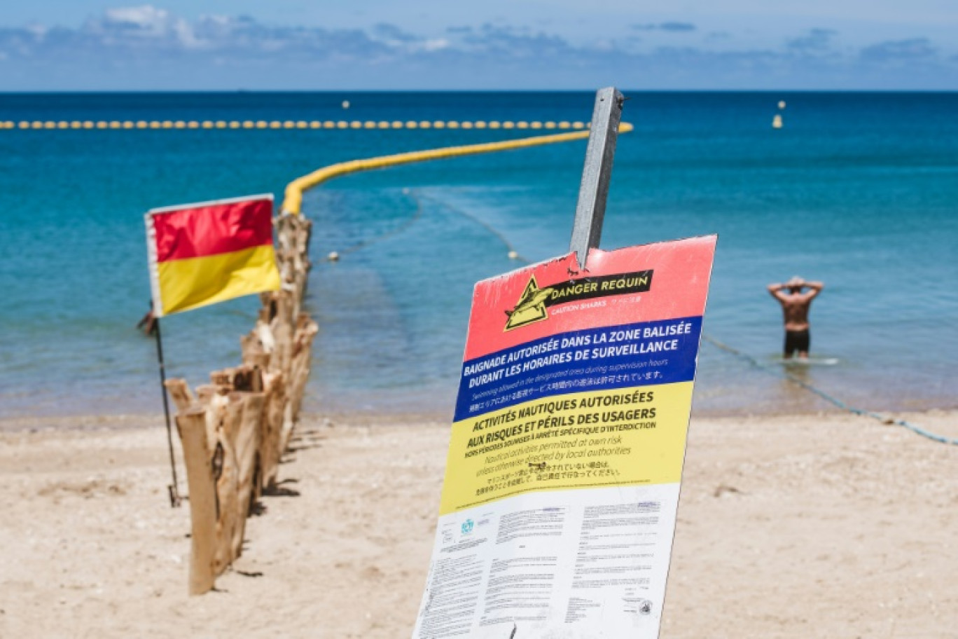 Un filet nouvellement installé sur une plage de la Baie des Citrons à Nouméa, Nouvelle-Calédonie, le 6 décembre 2023 © DELPHINE MAYEUR