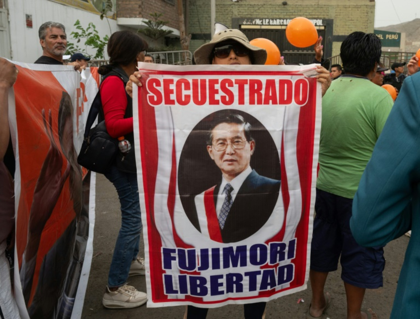 Des partisans de l'ancien président Alberto Fujimori rassemblés devant la prison de Barbadillo pour demander sa libération, le 5 décembre 2023 à la périphérie de Lima, au Pérou © Cris BOURONCLE